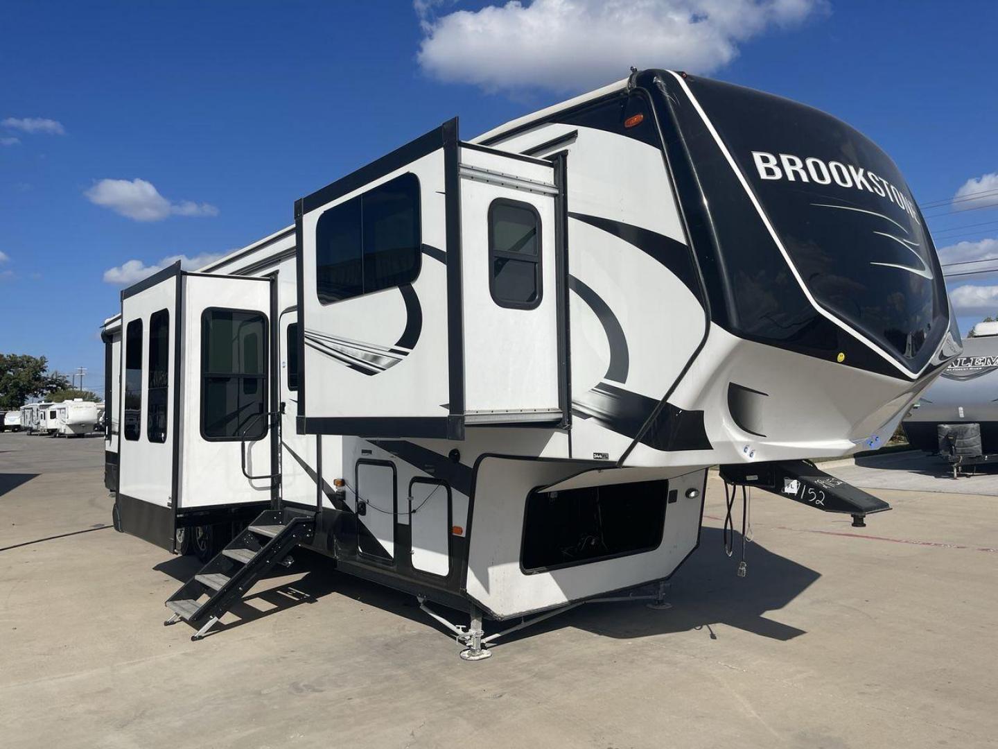 2022 FOREST RIVER BROOKSTONE 344FL (5ZT3BKZB1NA) , Length: 42 ft | Dry Weight: 12,789 lbs. | Gross Weight: 15,000 lbs. | Slides: 5 transmission, located at 4319 N Main St, Cleburne, TX, 76033, (817) 678-5133, 32.385960, -97.391212 - Boasting a spacious and well-designed floor plan, this model stands out for numerous reasons. The Brookstone 344FL is equipped with top-notch amenities, including a fully-equipped kitchen with stainless steel appliances and solid surface countertops. Its four slide-outs ensure maximum interior space - Photo#22