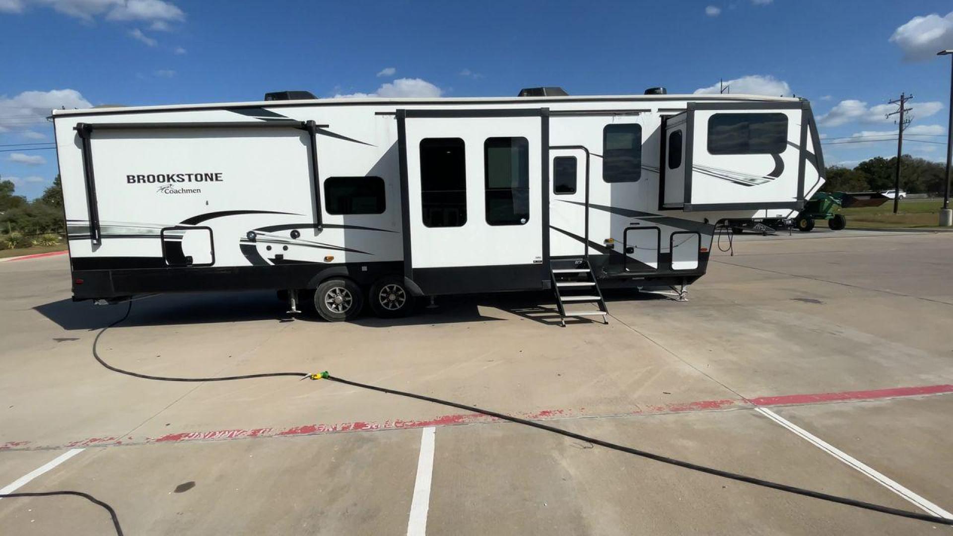 2022 FOREST RIVER BROOKSTONE 344FL (5ZT3BKZB1NA) , Length: 42 ft | Dry Weight: 12,789 lbs. | Gross Weight: 15,000 lbs. | Slides: 5 transmission, located at 4319 N Main St, Cleburne, TX, 76033, (817) 678-5133, 32.385960, -97.391212 - Boasting a spacious and well-designed floor plan, this model stands out for numerous reasons. The Brookstone 344FL is equipped with top-notch amenities, including a fully-equipped kitchen with stainless steel appliances and solid surface countertops. Its four slide-outs ensure maximum interior space - Photo#2