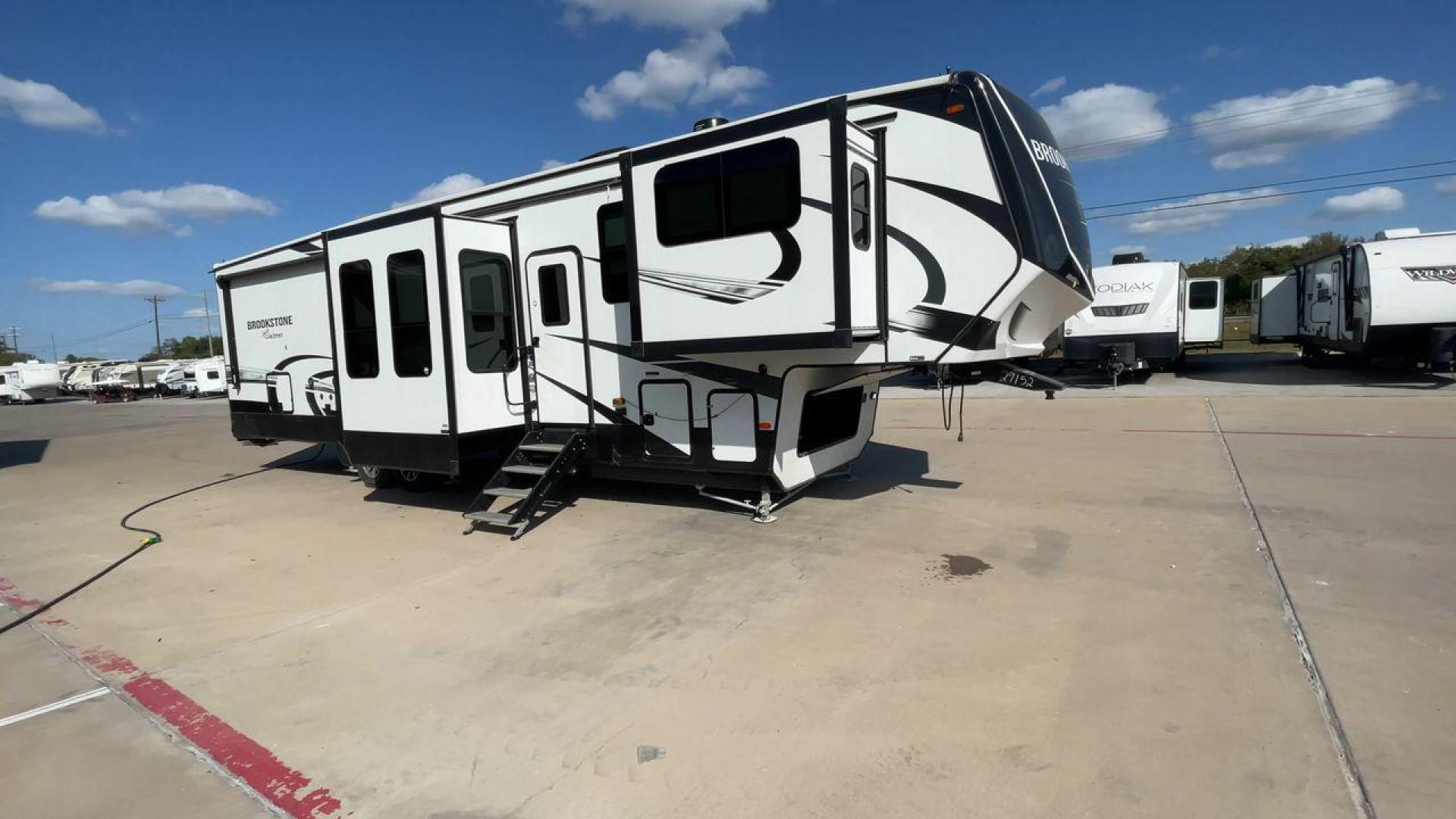 2022 FOREST RIVER BROOKSTONE 344FL (5ZT3BKZB1NA) , Length: 42 ft | Dry Weight: 12,789 lbs. | Gross Weight: 15,000 lbs. | Slides: 5 transmission, located at 4319 N Main St, Cleburne, TX, 76033, (817) 678-5133, 32.385960, -97.391212 - Boasting a spacious and well-designed floor plan, this model stands out for numerous reasons. The Brookstone 344FL is equipped with top-notch amenities, including a fully-equipped kitchen with stainless steel appliances and solid surface countertops. Its four slide-outs ensure maximum interior space - Photo#3