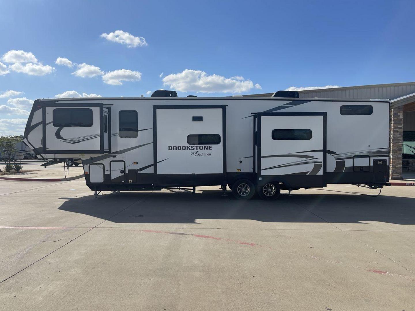 2022 FOREST RIVER BROOKSTONE 344FL (5ZT3BKZB1NA) , Length: 42 ft | Dry Weight: 12,789 lbs. | Gross Weight: 15,000 lbs. | Slides: 5 transmission, located at 4319 N Main St, Cleburne, TX, 76033, (817) 678-5133, 32.385960, -97.391212 - Boasting a spacious and well-designed floor plan, this model stands out for numerous reasons. The Brookstone 344FL is equipped with top-notch amenities, including a fully-equipped kitchen with stainless steel appliances and solid surface countertops. Its four slide-outs ensure maximum interior space - Photo#23