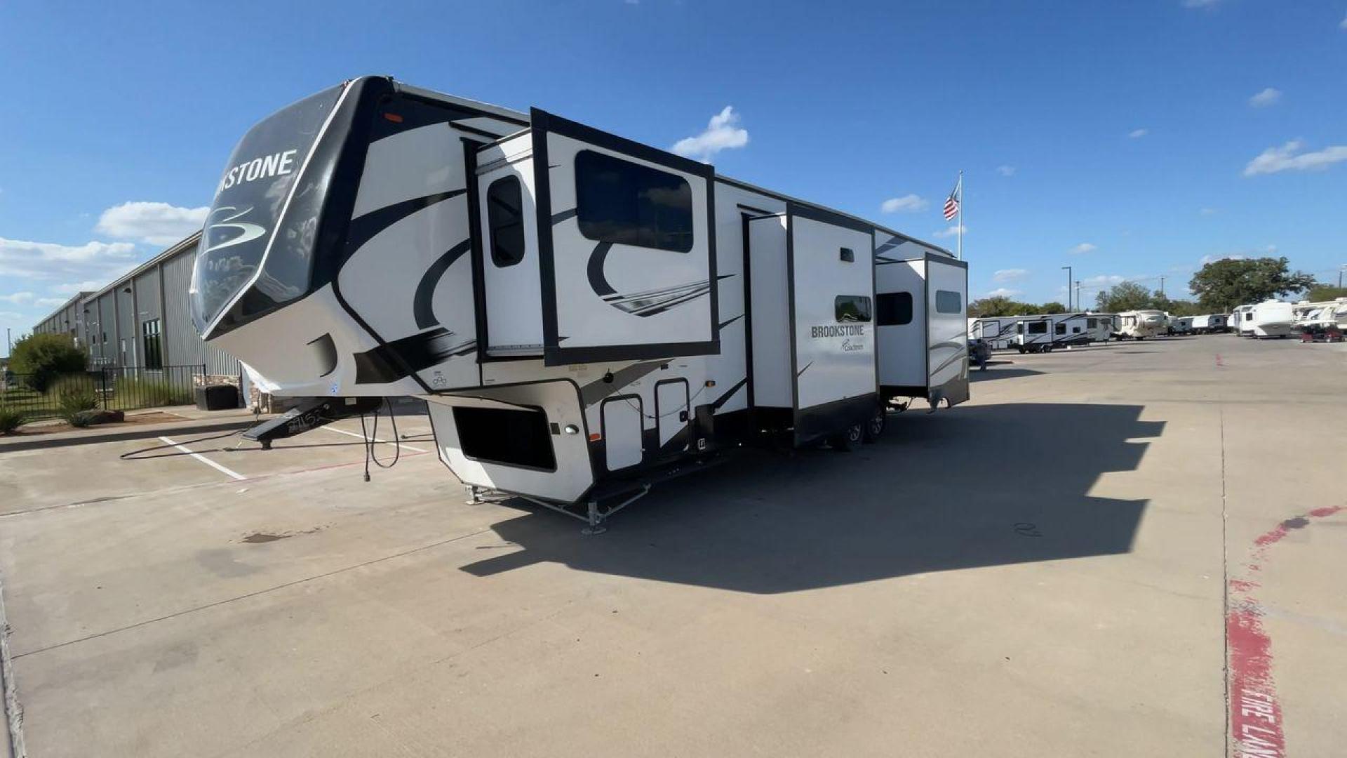 2022 FOREST RIVER BROOKSTONE 344FL (5ZT3BKZB1NA) , Length: 42 ft | Dry Weight: 12,789 lbs. | Gross Weight: 15,000 lbs. | Slides: 5 transmission, located at 4319 N Main St, Cleburne, TX, 76033, (817) 678-5133, 32.385960, -97.391212 - Boasting a spacious and well-designed floor plan, this model stands out for numerous reasons. The Brookstone 344FL is equipped with top-notch amenities, including a fully-equipped kitchen with stainless steel appliances and solid surface countertops. Its four slide-outs ensure maximum interior space - Photo#5