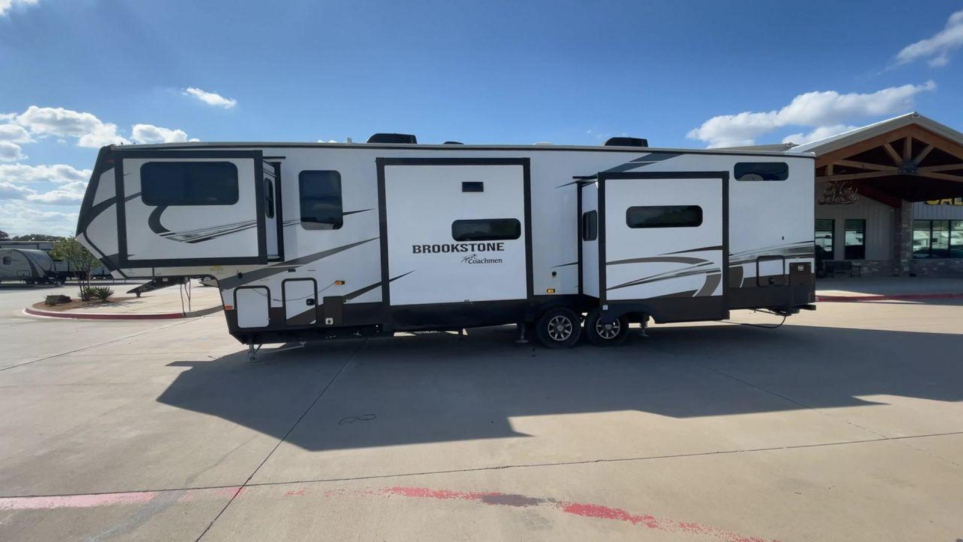 2022 FOREST RIVER BROOKSTONE 344FL (5ZT3BKZB1NA) , Length: 42 ft | Dry Weight: 12,789 lbs. | Gross Weight: 15,000 lbs. | Slides: 5 transmission, located at 4319 N Main St, Cleburne, TX, 76033, (817) 678-5133, 32.385960, -97.391212 - Boasting a spacious and well-designed floor plan, this model stands out for numerous reasons. The Brookstone 344FL is equipped with top-notch amenities, including a fully-equipped kitchen with stainless steel appliances and solid surface countertops. Its four slide-outs ensure maximum interior space - Photo#6