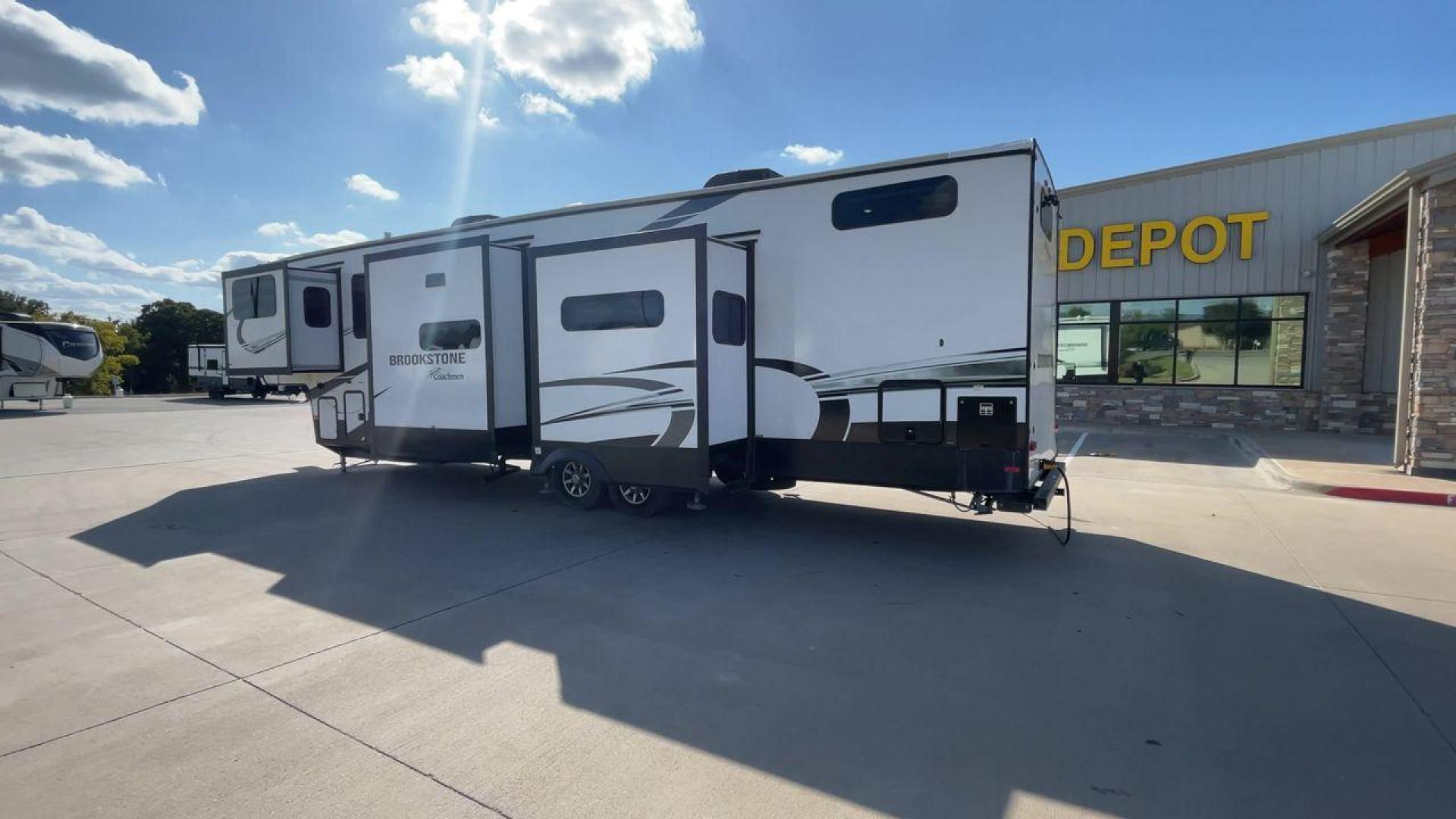 2022 FOREST RIVER BROOKSTONE 344FL (5ZT3BKZB1NA) , Length: 42 ft | Dry Weight: 12,789 lbs. | Gross Weight: 15,000 lbs. | Slides: 5 transmission, located at 4319 N Main St, Cleburne, TX, 76033, (817) 678-5133, 32.385960, -97.391212 - Boasting a spacious and well-designed floor plan, this model stands out for numerous reasons. The Brookstone 344FL is equipped with top-notch amenities, including a fully-equipped kitchen with stainless steel appliances and solid surface countertops. Its four slide-outs ensure maximum interior space - Photo#7