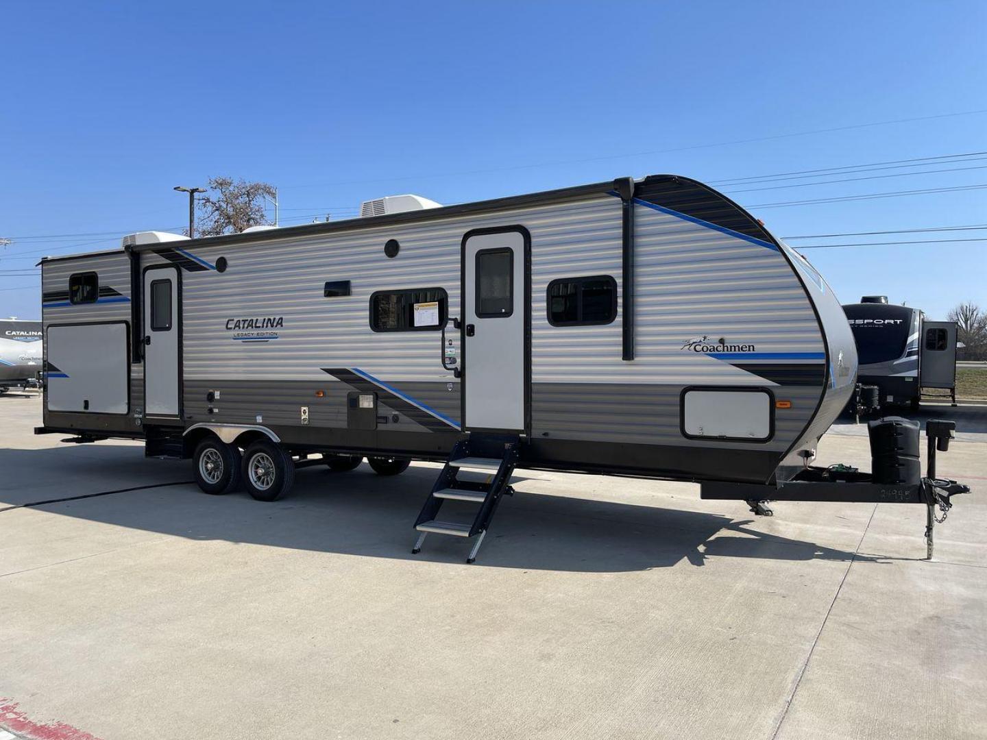 2022 FOREST RIVER CATALINA 323BHDS (5ZT2CAXB8NX) , Length: 36.67 ft. | Dry Weight: 7,864 lbs. | Gross Weight: 9,500 lbs. | Slides: 2 transmission, located at 4319 N Main St, Cleburne, TX, 76033, (817) 678-5133, 32.385960, -97.391212 - Photo#23