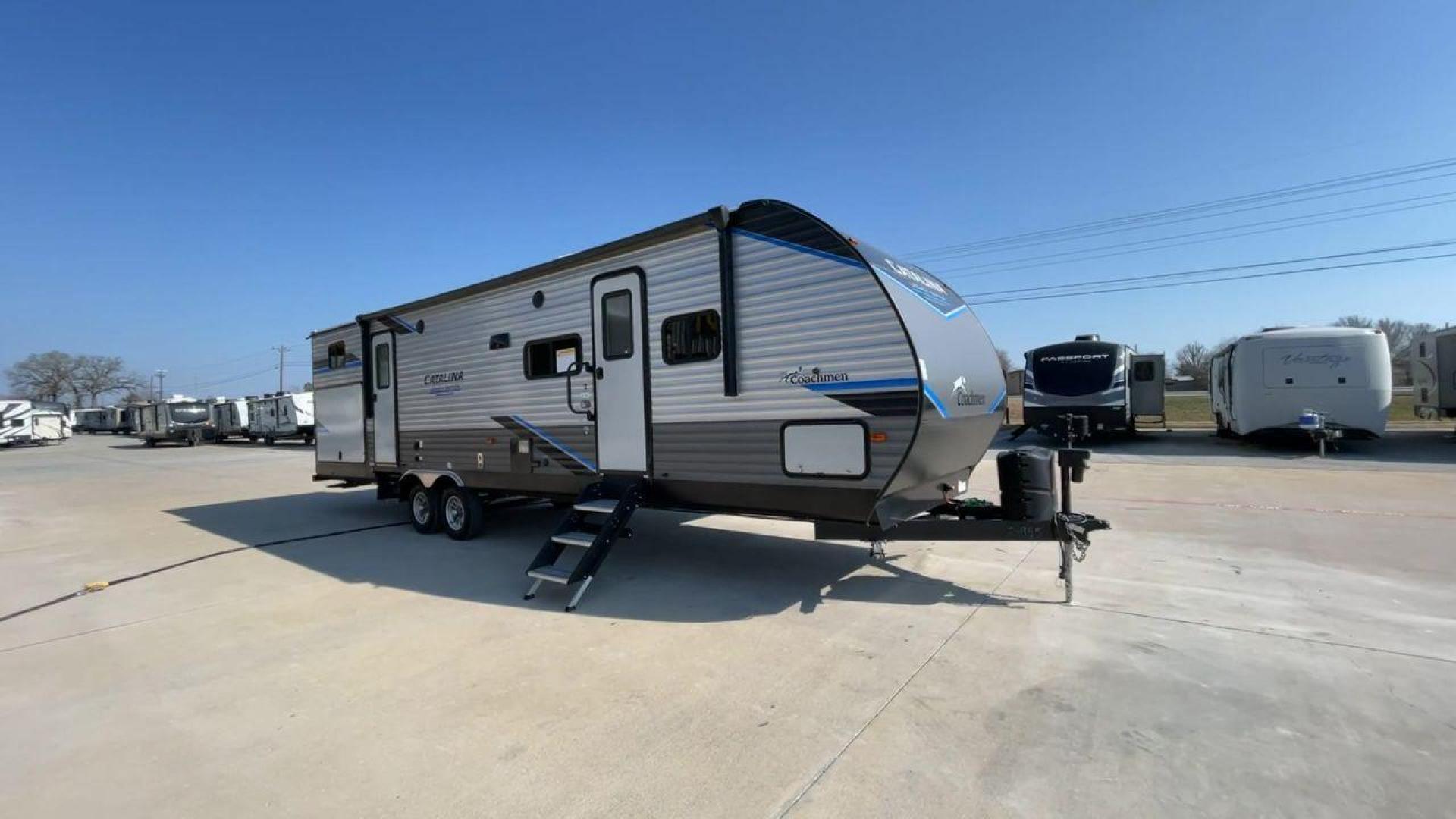 2022 FOREST RIVER CATALINA 323BHDS (5ZT2CAXB8NX) , Length: 36.67 ft. | Dry Weight: 7,864 lbs. | Gross Weight: 9,500 lbs. | Slides: 2 transmission, located at 4319 N Main St, Cleburne, TX, 76033, (817) 678-5133, 32.385960, -97.391212 - Photo#3