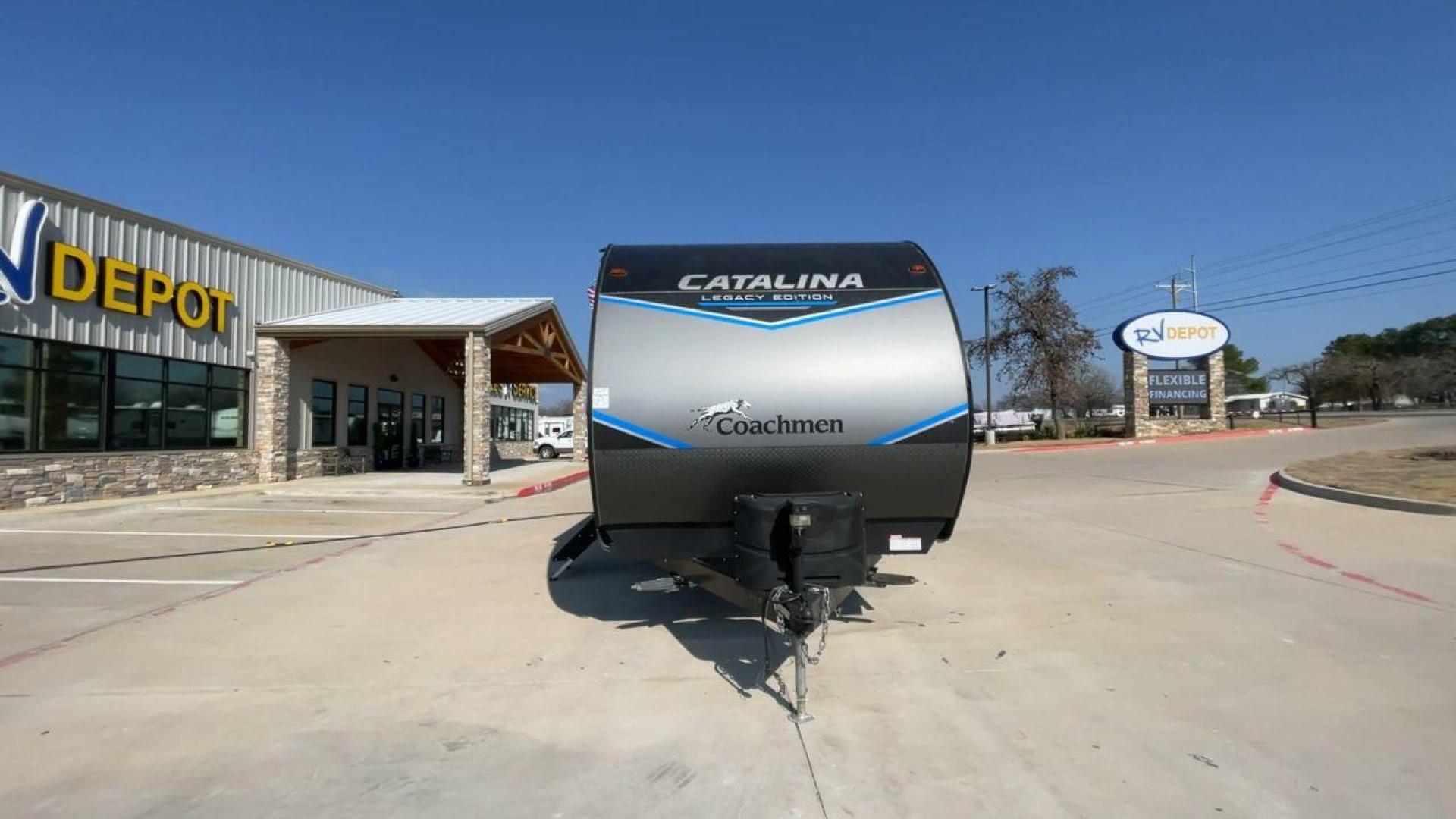 2022 FOREST RIVER CATALINA 323BHDS (5ZT2CAXB8NX) , Length: 36.67 ft. | Dry Weight: 7,864 lbs. | Gross Weight: 9,500 lbs. | Slides: 2 transmission, located at 4319 N Main St, Cleburne, TX, 76033, (817) 678-5133, 32.385960, -97.391212 - Photo#4