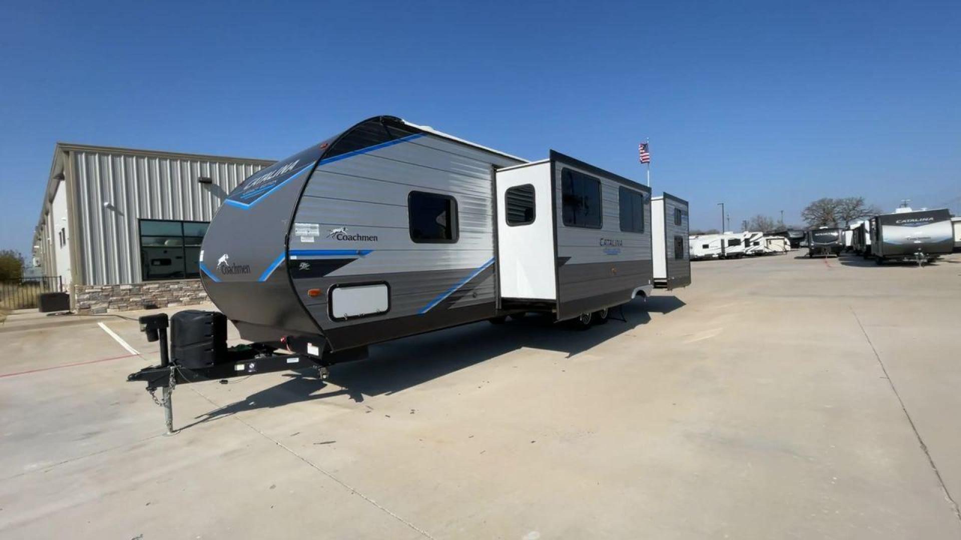 2022 FOREST RIVER CATALINA 323BHDS (5ZT2CAXB8NX) , Length: 36.67 ft. | Dry Weight: 7,864 lbs. | Gross Weight: 9,500 lbs. | Slides: 2 transmission, located at 4319 N Main St, Cleburne, TX, 76033, (817) 678-5133, 32.385960, -97.391212 - Photo#5