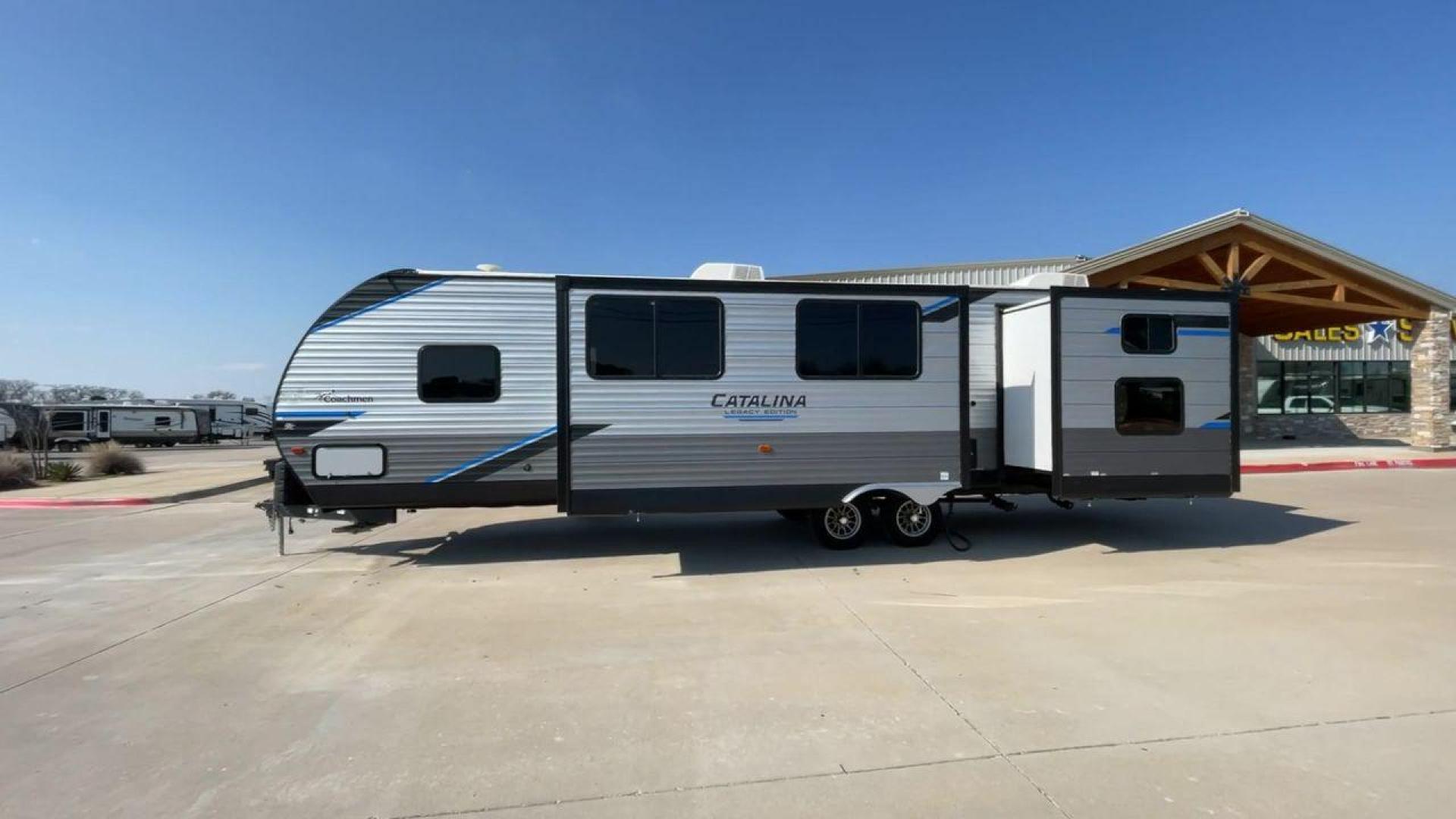 2022 FOREST RIVER CATALINA 323BHDS (5ZT2CAXB8NX) , Length: 36.67 ft. | Dry Weight: 7,864 lbs. | Gross Weight: 9,500 lbs. | Slides: 2 transmission, located at 4319 N Main St, Cleburne, TX, 76033, (817) 678-5133, 32.385960, -97.391212 - Photo#6