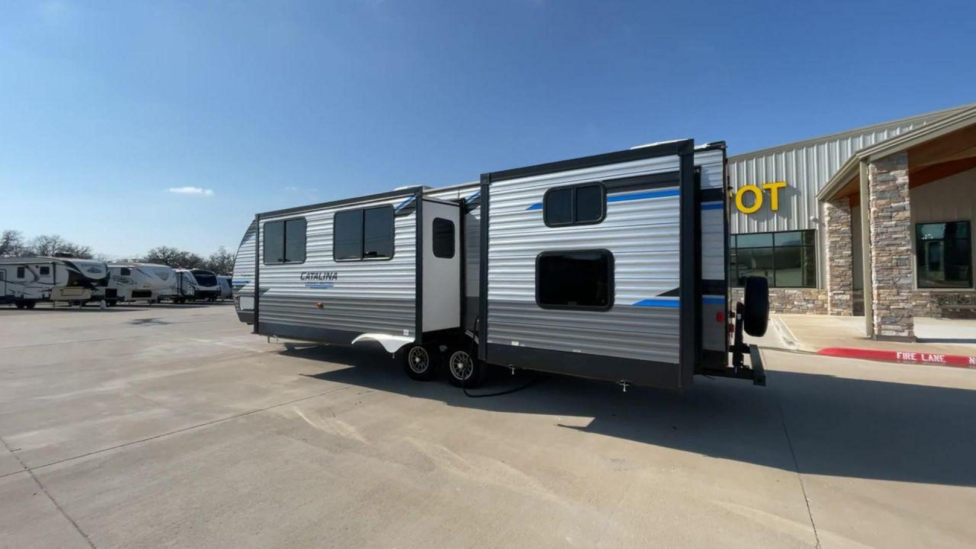 2022 FOREST RIVER CATALINA 323BHDS (5ZT2CAXB8NX) , Length: 36.67 ft. | Dry Weight: 7,864 lbs. | Gross Weight: 9,500 lbs. | Slides: 2 transmission, located at 4319 N Main St, Cleburne, TX, 76033, (817) 678-5133, 32.385960, -97.391212 - Photo#7