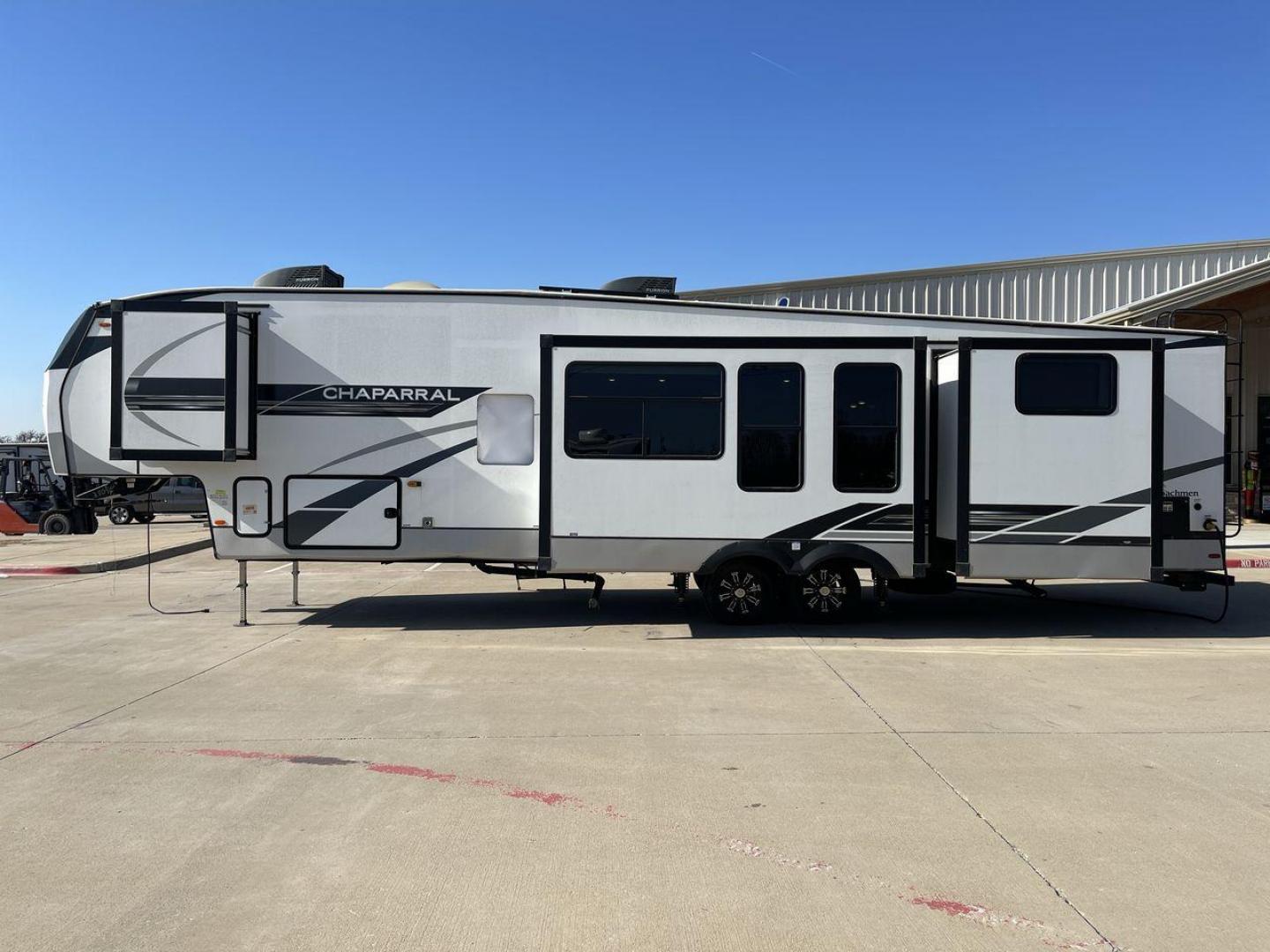 2022 FOREST RIVER CHAPARRAL 367BH (5ZT3CH2B8NA) , Length: 42.5 ft. | Dry Weight: 12,328 lbs. | Gross Weight: 15,500 lbs. | Slides: 5 transmission, located at 4319 N Main St, Cleburne, TX, 76033, (817) 678-5133, 32.385960, -97.391212 - The 2022 Forest River Chaparral 367BH is a spacious and luxurious fifth wheel designed for comfort and convenience during long-term stays or road trips. With a length of 42.5 ft., width of 8 ft., and height of 12.42 ft., it offers an expansive living area that feels like home no matter where you are - Photo#23