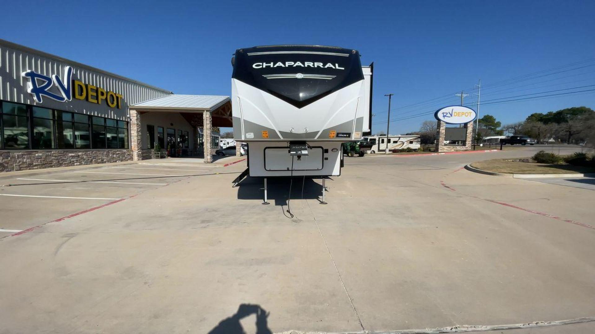 2022 FOREST RIVER CHAPARRAL 367BH (5ZT3CH2B8NA) , Length: 42.5 ft. | Dry Weight: 12,328 lbs. | Gross Weight: 15,500 lbs. | Slides: 5 transmission, located at 4319 N Main St, Cleburne, TX, 76033, (817) 678-5133, 32.385960, -97.391212 - The 2022 Forest River Chaparral 367BH is a spacious and luxurious fifth wheel designed for comfort and convenience during long-term stays or road trips. With a length of 42.5 ft., width of 8 ft., and height of 12.42 ft., it offers an expansive living area that feels like home no matter where you are - Photo#4