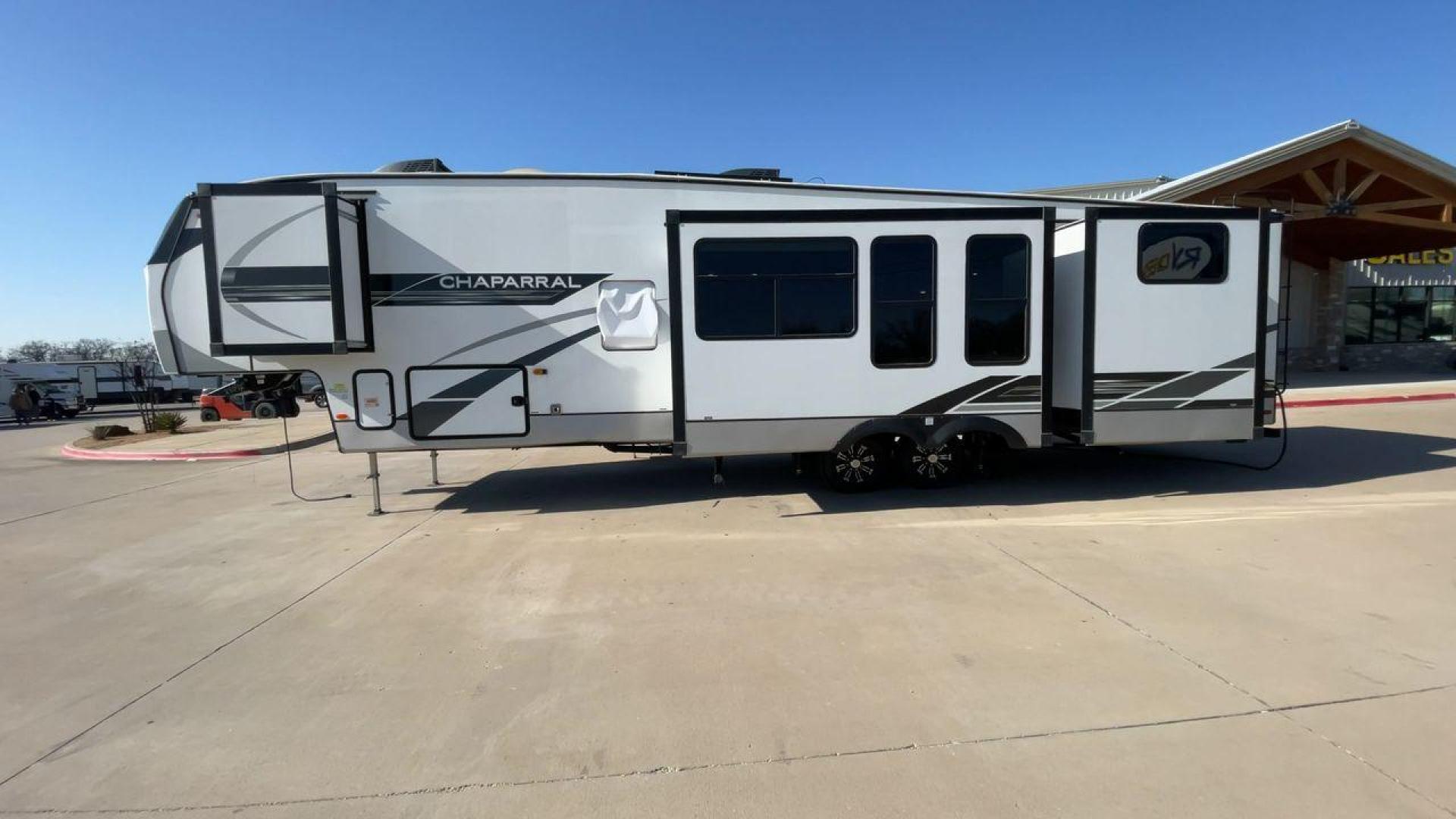 2022 FOREST RIVER CHAPARRAL 367BH (5ZT3CH2B8NA) , Length: 42.5 ft. | Dry Weight: 12,328 lbs. | Gross Weight: 15,500 lbs. | Slides: 5 transmission, located at 4319 N Main St, Cleburne, TX, 76033, (817) 678-5133, 32.385960, -97.391212 - The 2022 Forest River Chaparral 367BH is a spacious and luxurious fifth wheel designed for comfort and convenience during long-term stays or road trips. With a length of 42.5 ft., width of 8 ft., and height of 12.42 ft., it offers an expansive living area that feels like home no matter where you are - Photo#6