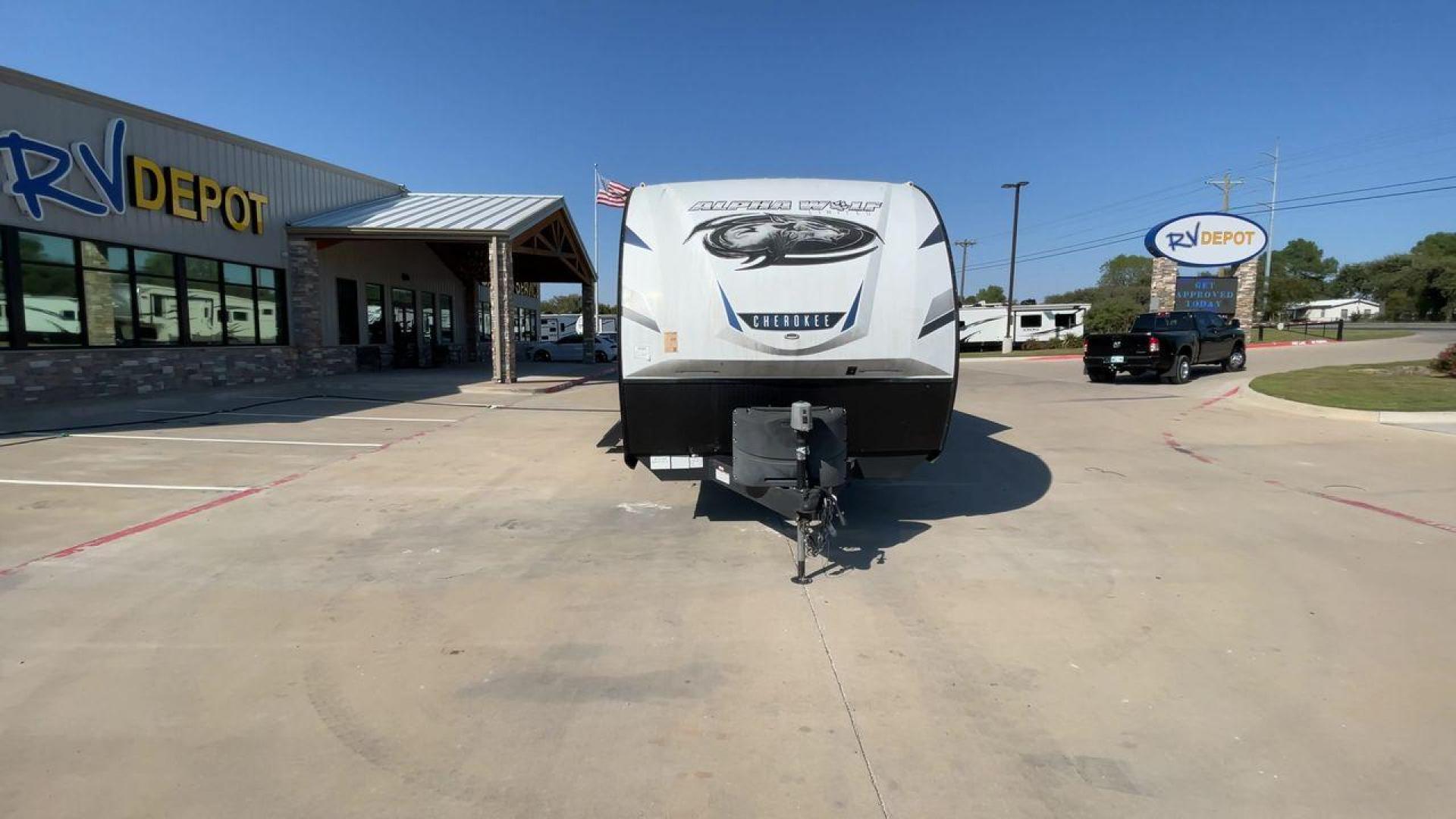 2022 FOREST RIVER CHEROKEE 33BH-L (5ZT2CKYBXN2) , Length: 37.33 ft. | Dry Weight: 7,986 lbs. | Gross Weight: 9,863 lbs. | Slides: 2 transmission, located at 4319 N Main St, Cleburne, TX, 76033, (817) 678-5133, 32.385960, -97.391212 - The 2022 Forest River Cherokee Alpha Wolf 33BH-L showcases a modern and sleek exterior which is perfectly built for extended road adventures. Measuring 37.33 feet in length, it features a two-tone gray and black color scheme with sharp, angular graphics that give it a contemporary, aggressive look. - Photo#4