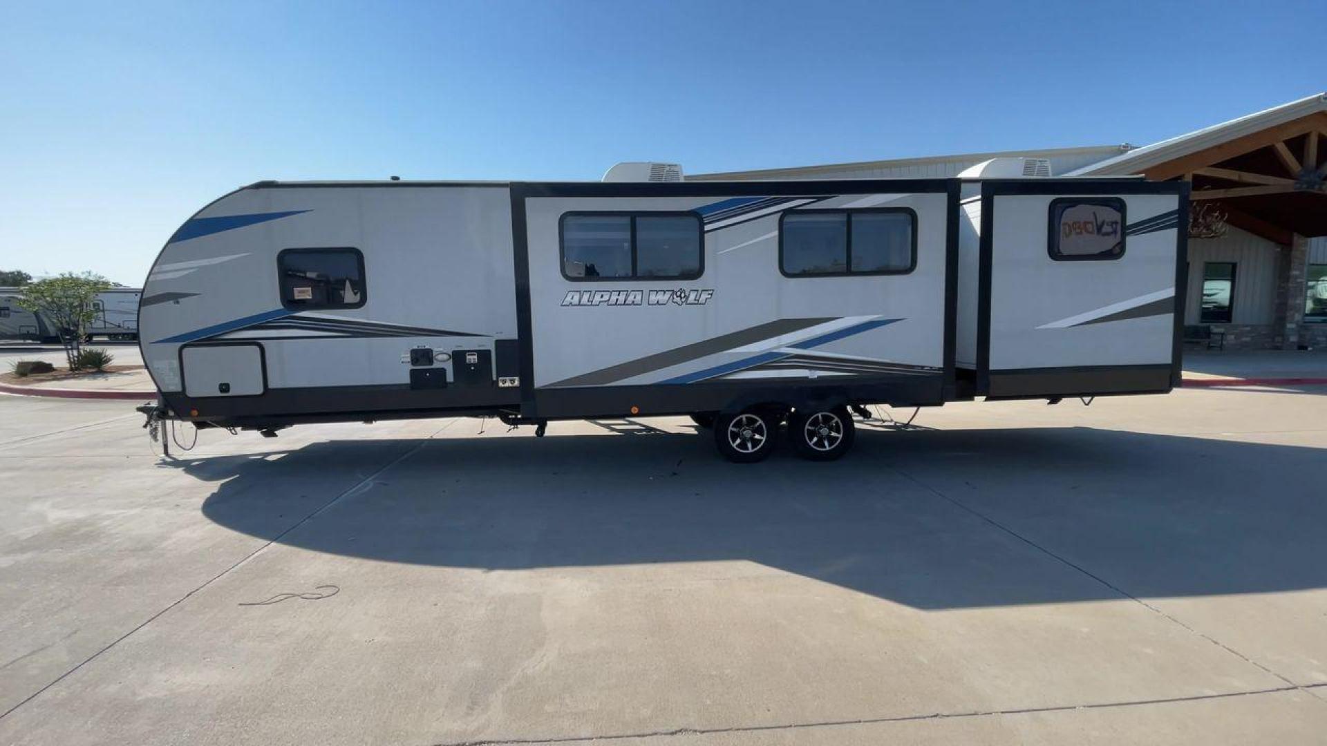 2022 FOREST RIVER CHEROKEE 33BH-L (5ZT2CKYBXN2) , Length: 37.33 ft. | Dry Weight: 7,986 lbs. | Gross Weight: 9,863 lbs. | Slides: 2 transmission, located at 4319 N Main St, Cleburne, TX, 76033, (817) 678-5133, 32.385960, -97.391212 - The 2022 Forest River Cherokee Alpha Wolf 33BH-L showcases a modern and sleek exterior which is perfectly built for extended road adventures. Measuring 37.33 feet in length, it features a two-tone gray and black color scheme with sharp, angular graphics that give it a contemporary, aggressive look. - Photo#6