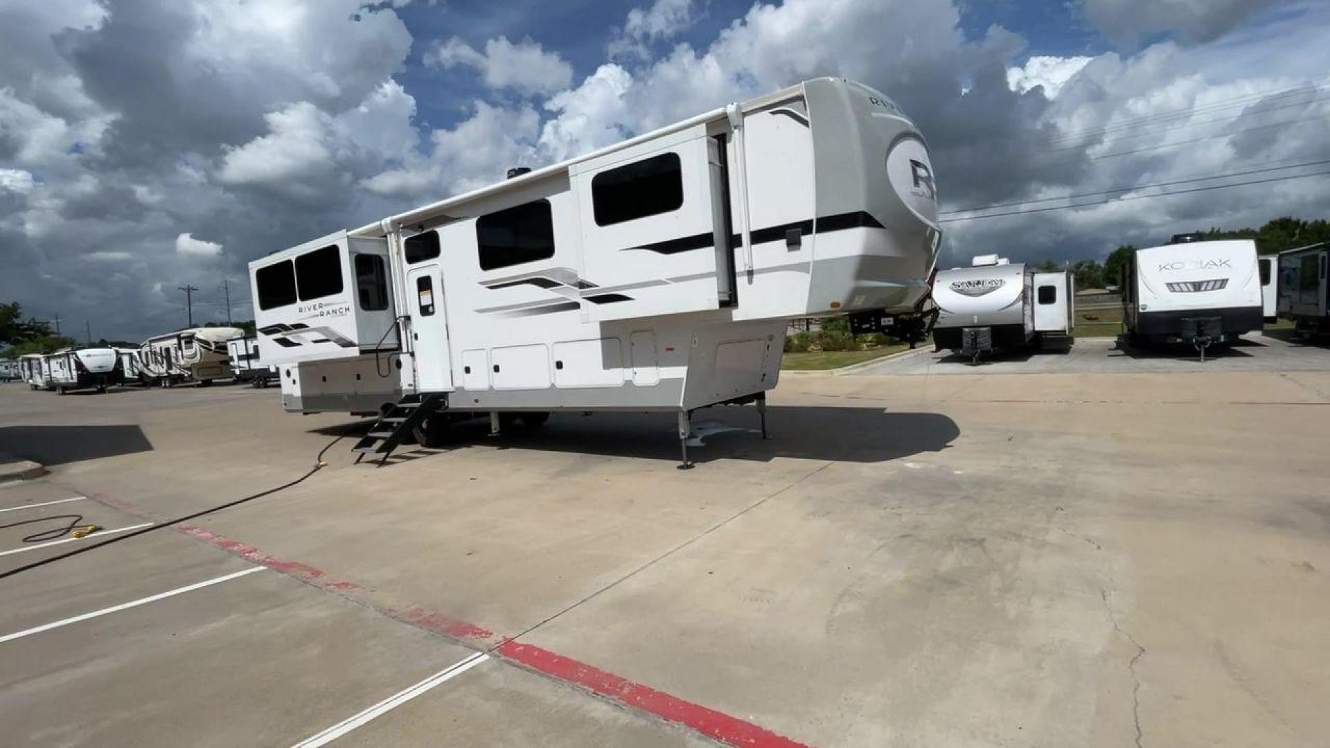 2022 FOREST RIVER COLUMBUS RIVER RANCH (4X4FCMR21N6) , Length: 42 ft. | Dry Weight: 13,944 lbs. | Gross Weight: 17,999 lbs. | Slides: 4 transmission, located at 4319 N Main St, Cleburne, TX, 76033, (817) 678-5133, 32.385960, -97.391212 - Step inside the 2022 Forest River Columbus River Ranch 390RL to experience luxury and comfort. With a dry weight of 13,944 pounds and a gross weight of 17,999 pounds, this 42-foot fifth wheel is ideal for those looking for the best in RV living. It has four huge slides that expand to offer a roomy i - Photo#3