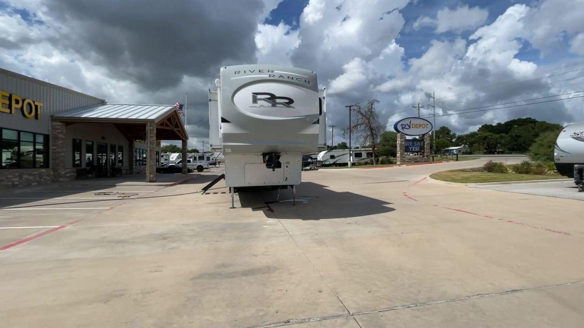 2022 FOREST RIVER COLUMBUS RIVER RANCH (4X4FCMR21N6) , Length: 42 ft. | Dry Weight: 13,944 lbs. | Gross Weight: 17,999 lbs. | Slides: 4 transmission, located at 4319 N Main St, Cleburne, TX, 76033, (817) 678-5133, 32.385960, -97.391212 - Photo#4