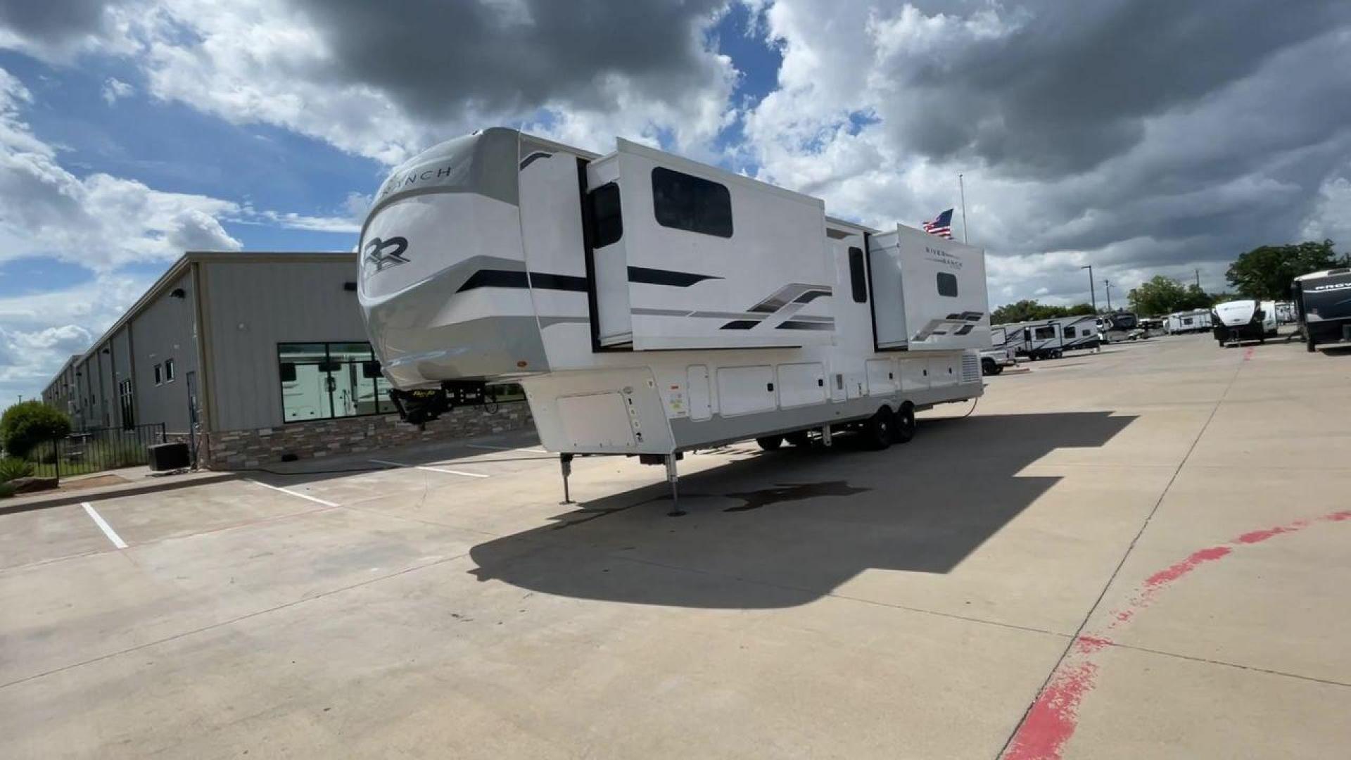 2022 FOREST RIVER COLUMBUS RIVER RANCH (4X4FCMR21N6) , Length: 42 ft. | Dry Weight: 13,944 lbs. | Gross Weight: 17,999 lbs. | Slides: 4 transmission, located at 4319 N Main St, Cleburne, TX, 76033, (817) 678-5133, 32.385960, -97.391212 - Step inside the 2022 Forest River Columbus River Ranch 390RL to experience luxury and comfort. With a dry weight of 13,944 pounds and a gross weight of 17,999 pounds, this 42-foot fifth wheel is ideal for those looking for the best in RV living. It has four huge slides that expand to offer a roomy i - Photo#5