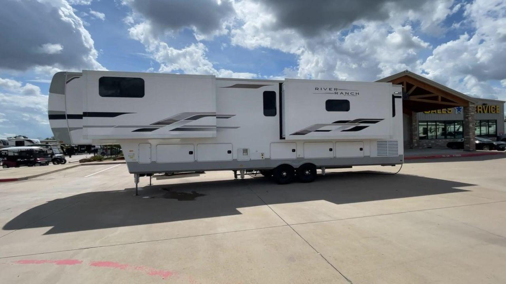 2022 FOREST RIVER COLUMBUS RIVER RANCH (4X4FCMR21N6) , Length: 42 ft. | Dry Weight: 13,944 lbs. | Gross Weight: 17,999 lbs. | Slides: 4 transmission, located at 4319 N Main St, Cleburne, TX, 76033, (817) 678-5133, 32.385960, -97.391212 - Photo#6