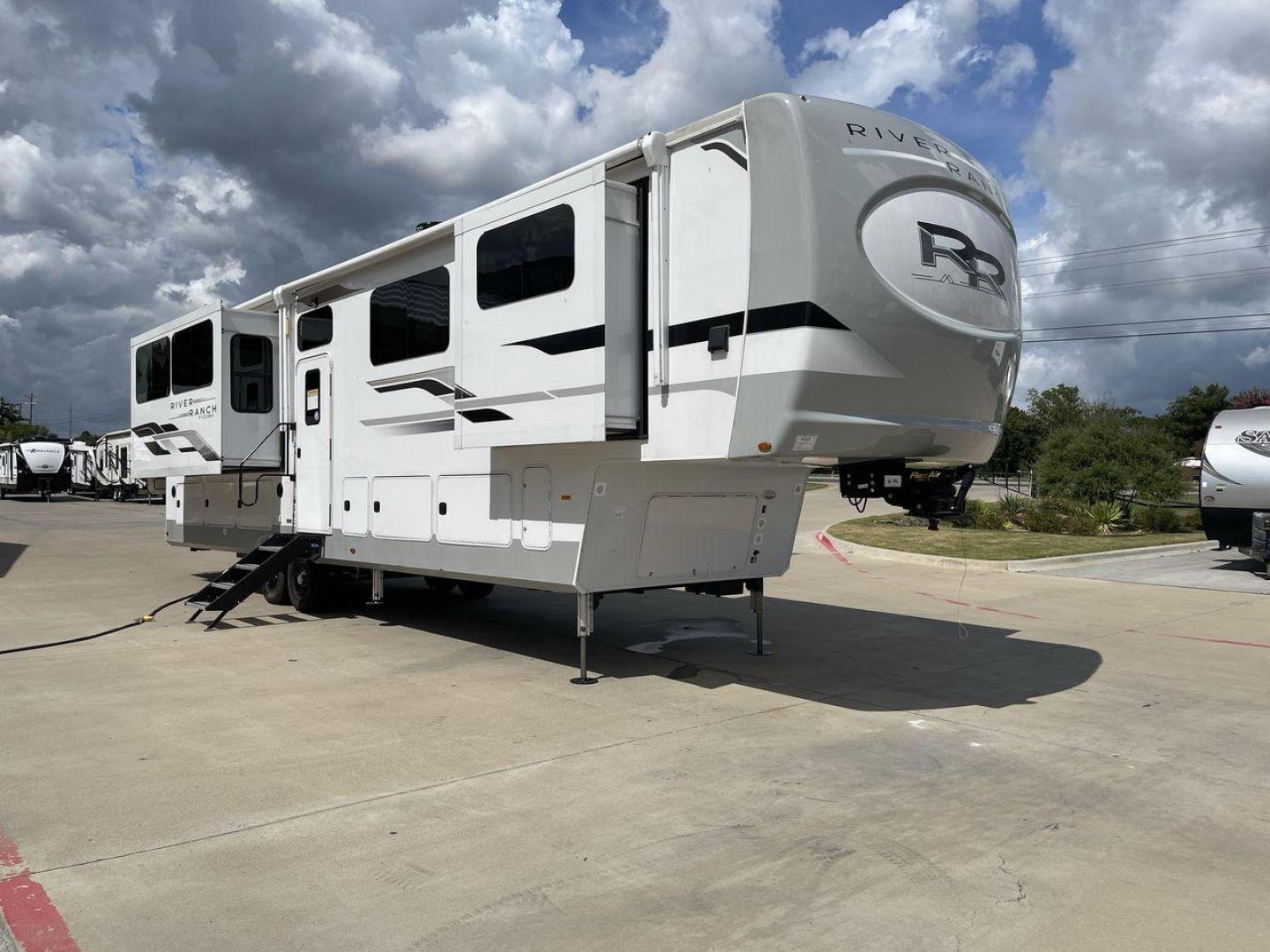 2022 FOREST RIVER COLUMBUS RIVER RANCH (4X4FCMR21N6) , Length: 42 ft. | Dry Weight: 13,944 lbs. | Gross Weight: 17,999 lbs. | Slides: 4 transmission, located at 4319 N Main St, Cleburne, TX, 76033, (817) 678-5133, 32.385960, -97.391212 - Step inside the 2022 Forest River Columbus River Ranch 390RL to experience luxury and comfort. With a dry weight of 13,944 pounds and a gross weight of 17,999 pounds, this 42-foot fifth wheel is ideal for those looking for the best in RV living. It has four huge slides that expand to offer a roomy i - Photo#23