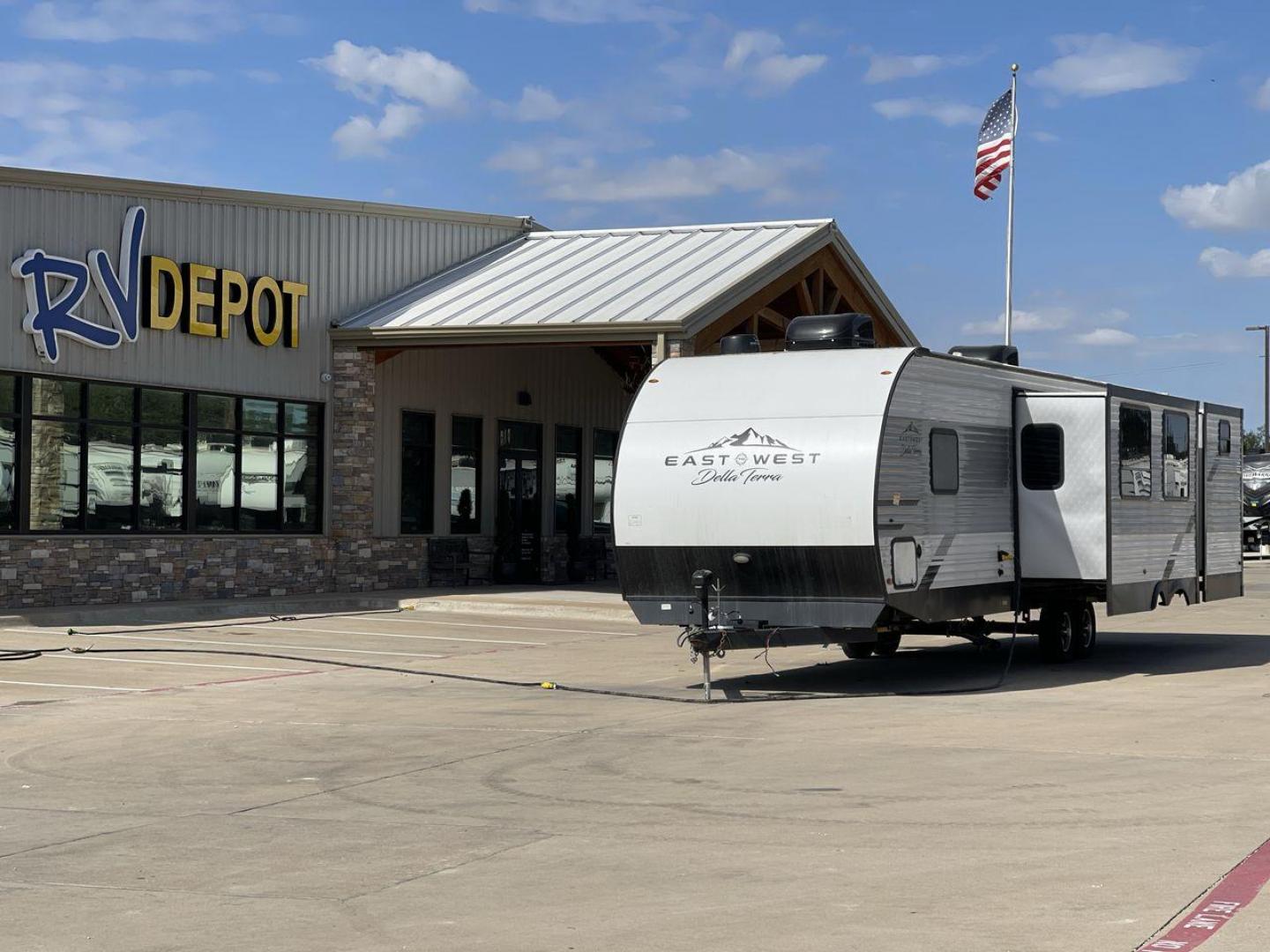 2022 FOREST RIVER DELLA TERRA 312BH (5ZT2DEWB6N9) , Length: 38 ft. | Dry Weight: 8,623 lbs. | Slides: 2 transmission, located at 4319 N Main St, Cleburne, TX, 76033, (817) 678-5133, 32.385960, -97.391212 - Photo#0