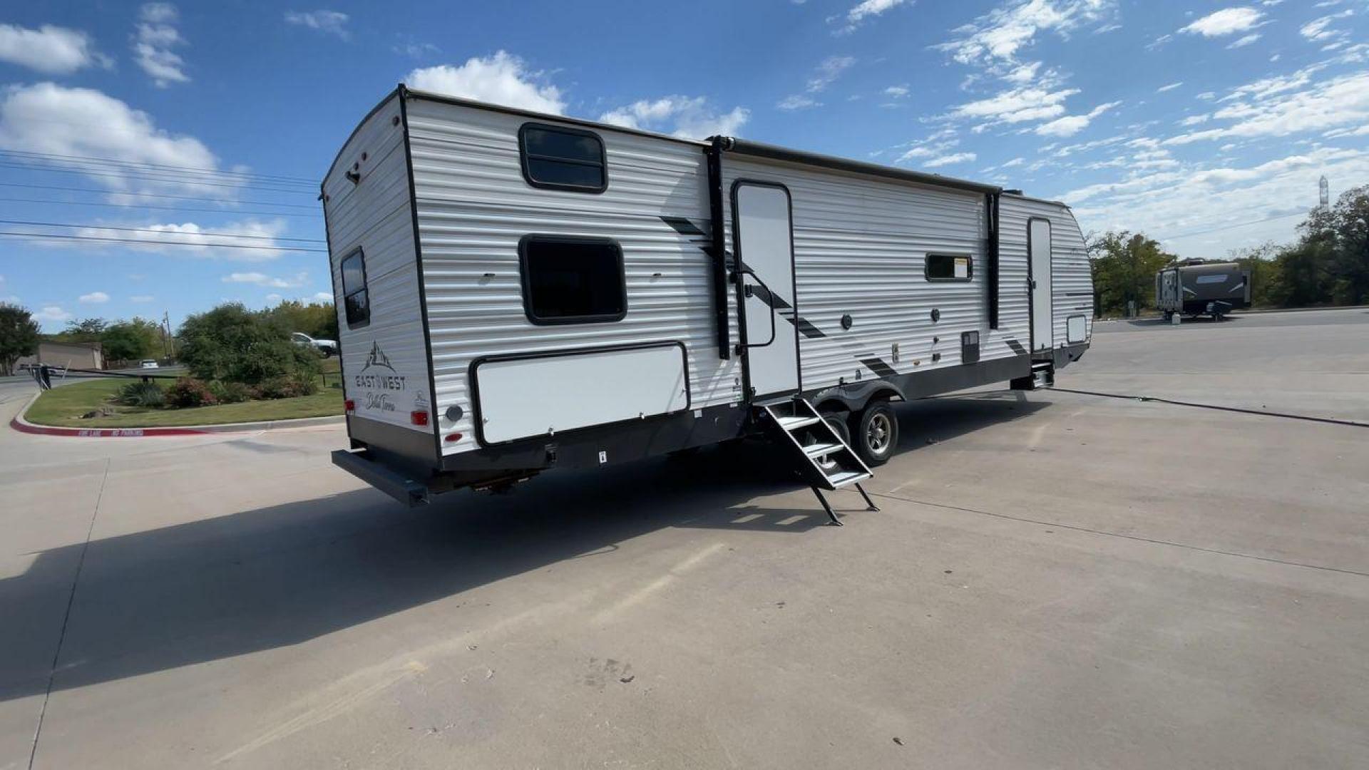 2022 FOREST RIVER DELLA TERRA 312BH (5ZT2DEWB6N9) , Length: 38 ft. | Dry Weight: 8,623 lbs. | Slides: 2 transmission, located at 4319 N Main St, Cleburne, TX, 76033, (817) 678-5133, 32.385960, -97.391212 - Photo#1