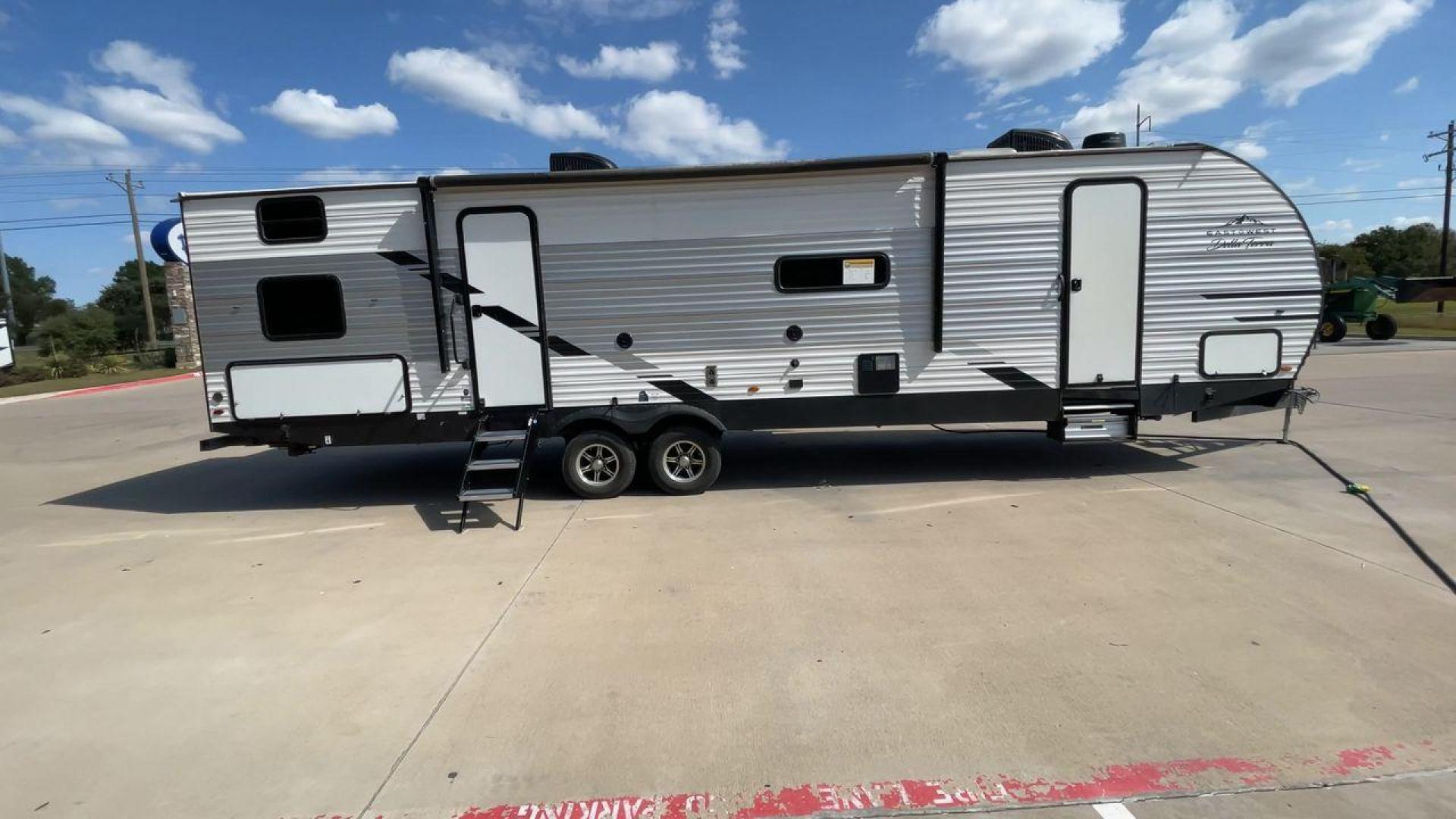 2022 FOREST RIVER DELLA TERRA 312BH (5ZT2DEWB6N9) , Length: 38 ft. | Dry Weight: 8,623 lbs. | Slides: 2 transmission, located at 4319 N Main St, Cleburne, TX, 76033, (817) 678-5133, 32.385960, -97.391212 - Photo#2