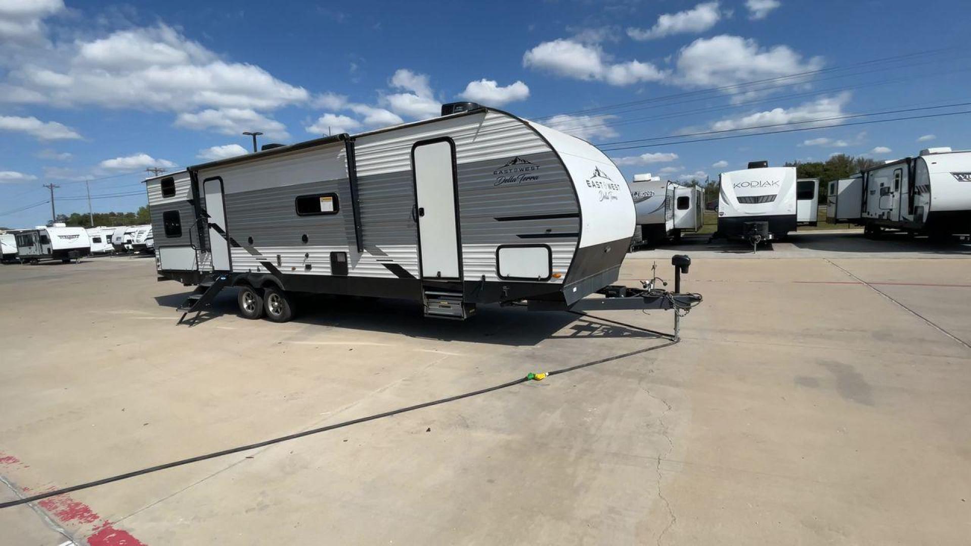 2022 FOREST RIVER DELLA TERRA 312BH (5ZT2DEWB6N9) , Length: 38 ft. | Dry Weight: 8,623 lbs. | Slides: 2 transmission, located at 4319 N Main St, Cleburne, TX, 76033, (817) 678-5133, 32.385960, -97.391212 - Photo#3