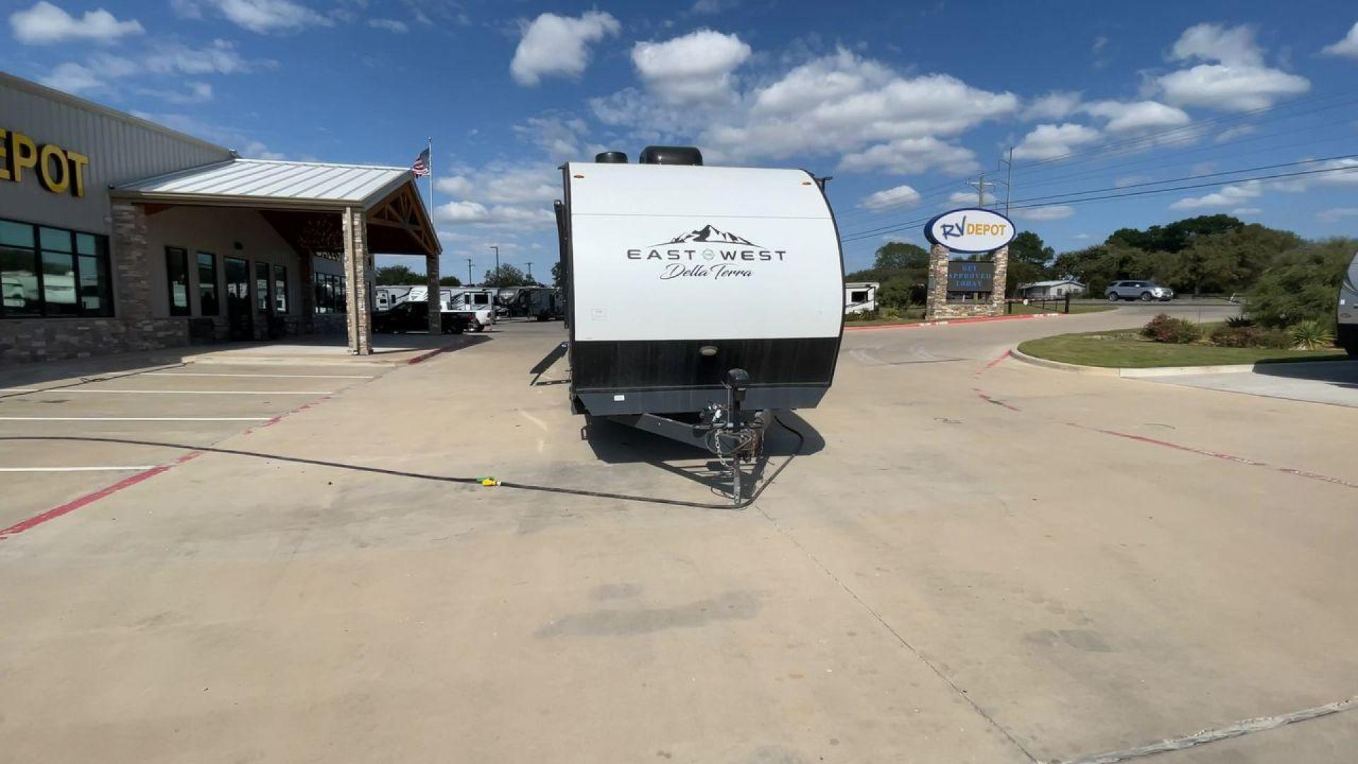 2022 FOREST RIVER DELLA TERRA 312BH (5ZT2DEWB6N9) , Length: 38 ft. | Dry Weight: 8,623 lbs. | Slides: 2 transmission, located at 4319 N Main St, Cleburne, TX, 76033, (817) 678-5133, 32.385960, -97.391212 - Photo#4