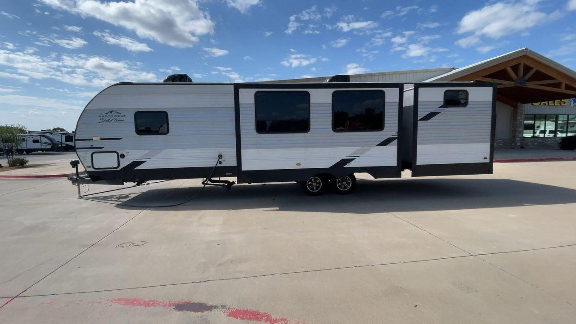 2022 FOREST RIVER DELLA TERRA 312BH (5ZT2DEWB6N9) , Length: 38 ft. | Dry Weight: 8,623 lbs. | Slides: 2 transmission, located at 4319 N Main St, Cleburne, TX, 76033, (817) 678-5133, 32.385960, -97.391212 - Photo#6