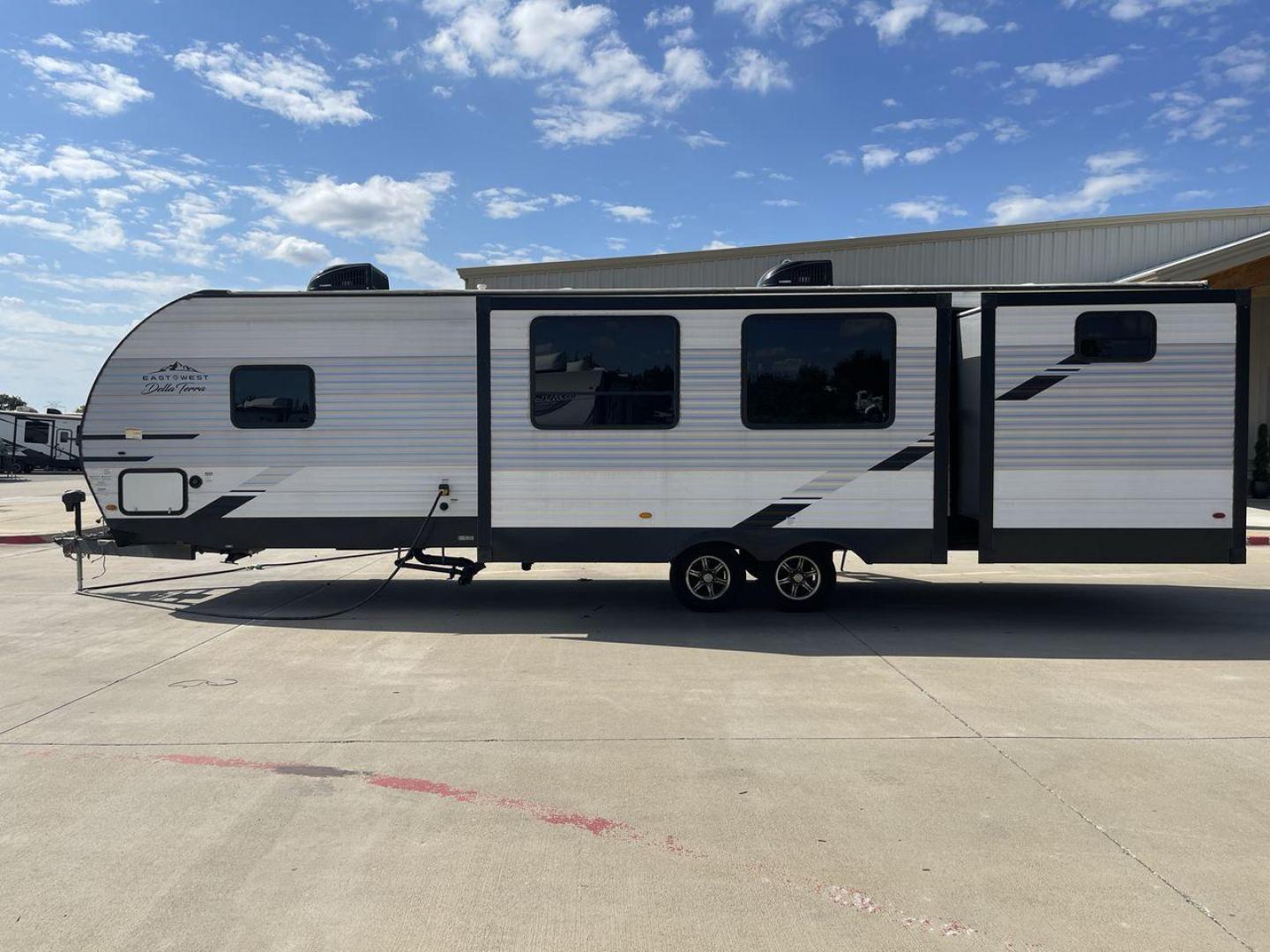 2022 FOREST RIVER DELLA TERRA 312BH (5ZT2DEWB6N9) , Length: 38 ft. | Dry Weight: 8,623 lbs. | Slides: 2 transmission, located at 4319 N Main St, Cleburne, TX, 76033, (817) 678-5133, 32.385960, -97.391212 - Photo#23