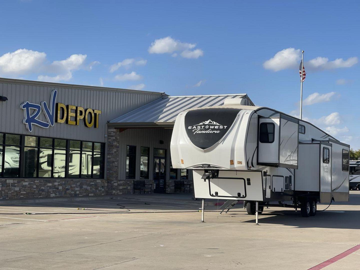 2022 FOREST RIVER EAST TO WEST TANDARA (5ZT3TD4B6N9) , Length: 41.25 ft | Dry Weight: 13,179 lbs | Slides: 4 transmission, located at 4319 N Main St, Cleburne, TX, 76033, (817) 678-5133, 32.385960, -97.391212 - At 41.25 ft. long, the front cap showcases a bold "East to West Tandara" logo, accentuated by clean, aerodynamic curves. Large, tinted windows provide natural light while maintaining privacy. Four (4) slideouts expand the living space, enhancing functionality when parked. The trailer is equipped wit - Photo#0