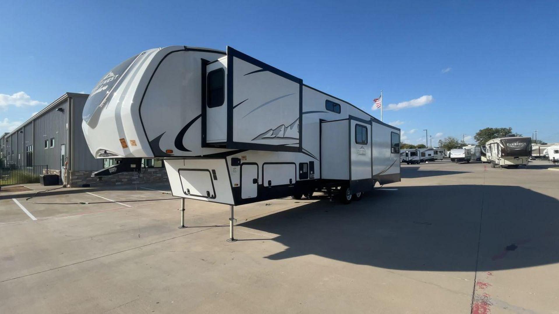 2022 FOREST RIVER EAST TO WEST TANDARA (5ZT3TD4B6N9) , Length: 41.25 ft | Dry Weight: 13,179 lbs | Slides: 4 transmission, located at 4319 N Main St, Cleburne, TX, 76033, (817) 678-5133, 32.385960, -97.391212 - At 41.25 ft. long, the front cap showcases a bold "East to West Tandara" logo, accentuated by clean, aerodynamic curves. Large, tinted windows provide natural light while maintaining privacy. Four (4) slideouts expand the living space, enhancing functionality when parked. The trailer is equipped wit - Photo#5