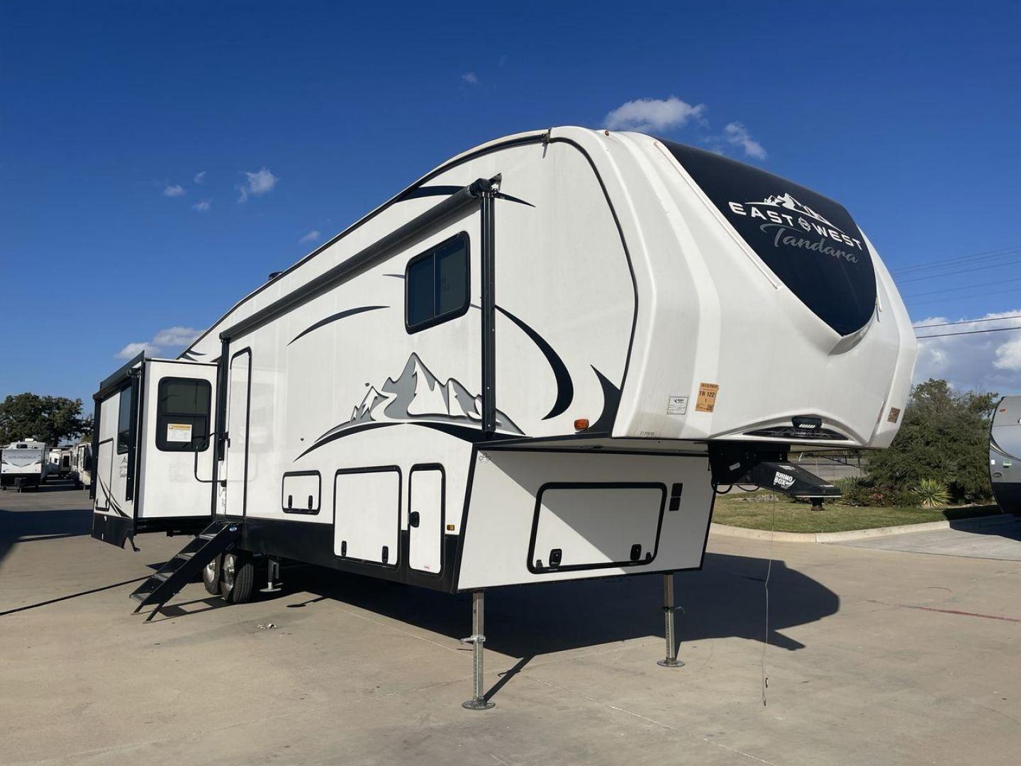 2022 FOREST RIVER EAST TO WEST TANDARA (5ZT3TD4B6N9) , Length: 41.25 ft | Dry Weight: 13,179 lbs | Slides: 4 transmission, located at 4319 N Main St, Cleburne, TX, 76033, (817) 678-5133, 32.385960, -97.391212 - At 41.25 ft. long, the front cap showcases a bold "East to West Tandara" logo, accentuated by clean, aerodynamic curves. Large, tinted windows provide natural light while maintaining privacy. Four (4) slideouts expand the living space, enhancing functionality when parked. The trailer is equipped wit - Photo#23