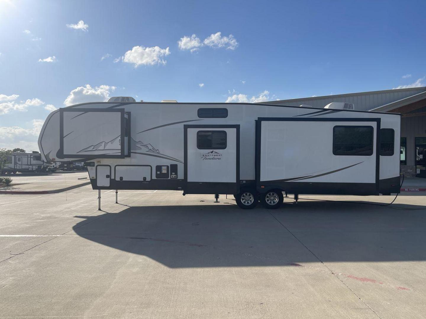 2022 FOREST RIVER EAST TO WEST TANDARA (5ZT3TD4B6N9) , Length: 41.25 ft | Dry Weight: 13,179 lbs | Slides: 4 transmission, located at 4319 N Main St, Cleburne, TX, 76033, (817) 678-5133, 32.385960, -97.391212 - At 41.25 ft. long, the front cap showcases a bold "East to West Tandara" logo, accentuated by clean, aerodynamic curves. Large, tinted windows provide natural light while maintaining privacy. Four (4) slideouts expand the living space, enhancing functionality when parked. The trailer is equipped wit - Photo#24