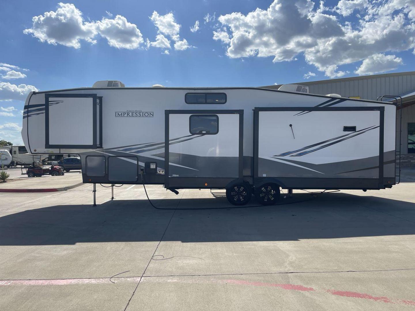 2022 FOREST RIVER IMPRESSION 315MB (5ZT3MPXB0ND) , Length: 38 ft. | Dry Weight: 10,338 lbs. | Gross Weight: 13,935 lbs. | Slides: 4 transmission, located at 4319 N Main St, Cleburne, TX, 76033, (817) 678-5133, 32.385960, -97.391212 - Photo#24