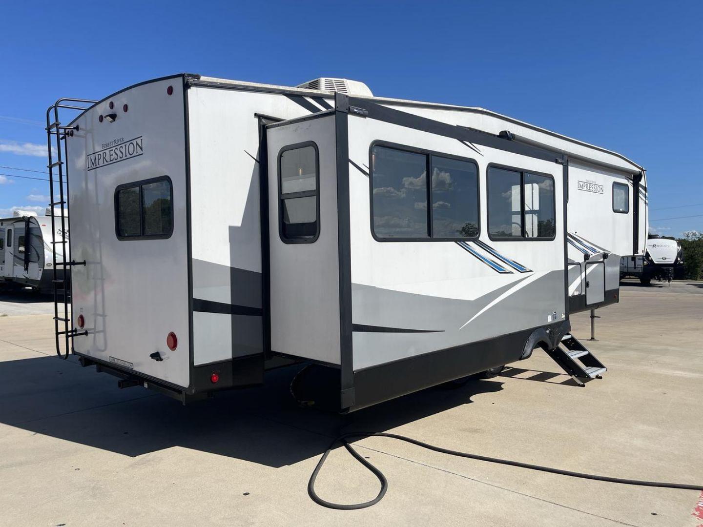 2022 FOREST RIVER IMPRESSION 315MB (5ZT3MPXB0ND) , Length: 38 ft. | Dry Weight: 10,338 lbs. | Gross Weight: 13,935 lbs. | Slides: 4 transmission, located at 4319 N Main St, Cleburne, TX, 76033, (817) 678-5133, 32.385960, -97.391212 - Photo#25