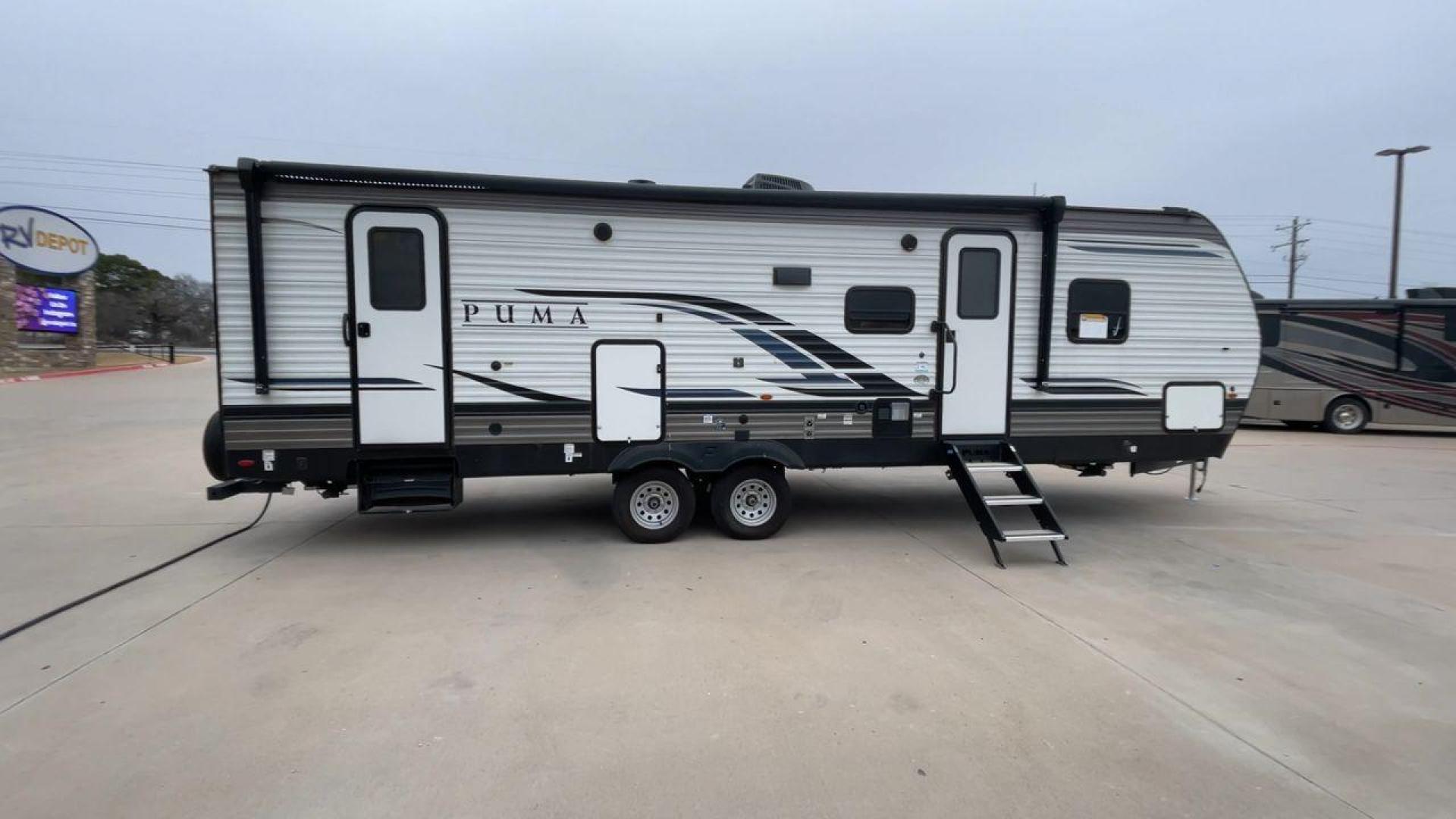 2022 FOREST RIVER PUMA 28DBFQ (5ZT2PUTB6N4) , Length: 32.83 ft | Dry Weight: 6,868 lbs | Gross Weight: 8,500 lbs | Slides: 1 transmission, located at 4319 N Main St, Cleburne, TX, 76033, (817) 678-5133, 32.385960, -97.391212 - At 32.83 ft long, Palomino Puma 28DBFQ travel trailer boasts a sturdy and stylish design, perfect for adventure seekers. The front features a bold Puma logo with a sleek, aerodynamic shape that enhances towing efficiency. The two-tone gray and black color scheme, along with sharp graphics, gives it - Photo#2