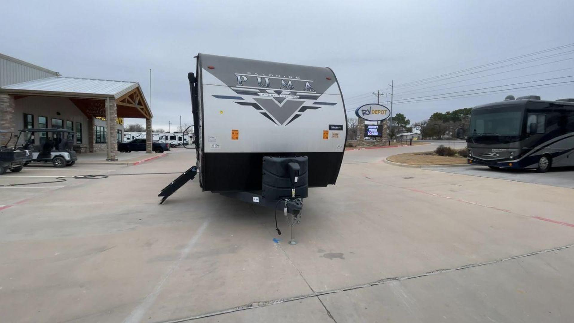 2022 FOREST RIVER PUMA 28DBFQ (5ZT2PUTB6N4) , Length: 32.83 ft | Dry Weight: 6,868 lbs | Gross Weight: 8,500 lbs | Slides: 1 transmission, located at 4319 N Main St, Cleburne, TX, 76033, (817) 678-5133, 32.385960, -97.391212 - At 32.83 ft long, Palomino Puma 28DBFQ travel trailer boasts a sturdy and stylish design, perfect for adventure seekers. The front features a bold Puma logo with a sleek, aerodynamic shape that enhances towing efficiency. The two-tone gray and black color scheme, along with sharp graphics, gives it - Photo#4