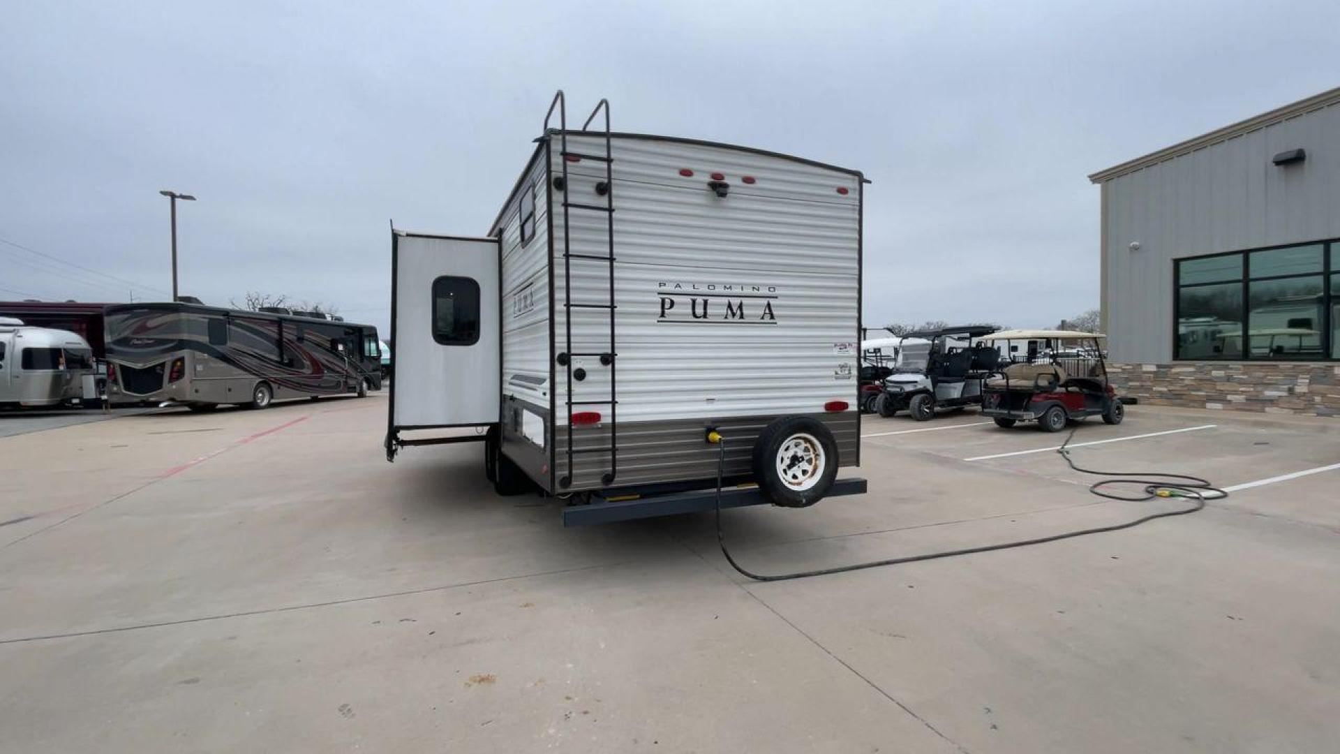 2022 FOREST RIVER PUMA 28DBFQ (5ZT2PUTB6N4) , Length: 32.83 ft | Dry Weight: 6,868 lbs | Gross Weight: 8,500 lbs | Slides: 1 transmission, located at 4319 N Main St, Cleburne, TX, 76033, (817) 678-5133, 32.385960, -97.391212 - At 32.83 ft long, Palomino Puma 28DBFQ travel trailer boasts a sturdy and stylish design, perfect for adventure seekers. The front features a bold Puma logo with a sleek, aerodynamic shape that enhances towing efficiency. The two-tone gray and black color scheme, along with sharp graphics, gives it - Photo#8