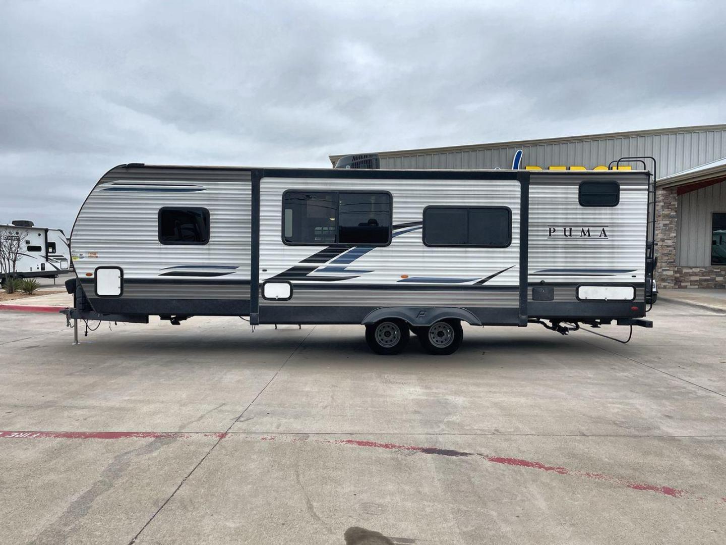 2022 FOREST RIVER PUMA 28DBFQ (5ZT2PUTB6N4) , Length: 32.83 ft | Dry Weight: 6,868 lbs | Gross Weight: 8,500 lbs | Slides: 1 transmission, located at 4319 N Main St, Cleburne, TX, 76033, (817) 678-5133, 32.385960, -97.391212 - At 32.83 ft long, Palomino Puma 28DBFQ travel trailer boasts a sturdy and stylish design, perfect for adventure seekers. The front features a bold Puma logo with a sleek, aerodynamic shape that enhances towing efficiency. The two-tone gray and black color scheme, along with sharp graphics, gives it - Photo#23