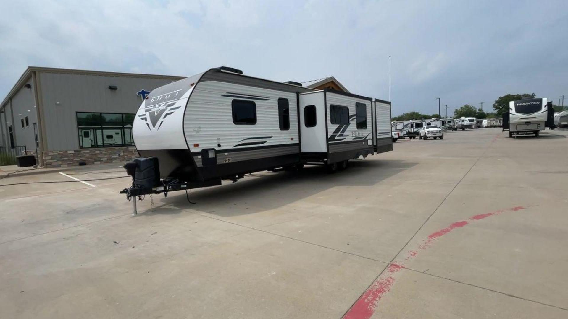 2022 FOREST RIVER PUMA 32BH2B (4X4TPUH22NP) , located at 4319 N Main St, Cleburne, TX, 76033, (817) 678-5133, 32.385960, -97.391212 - Photo#5