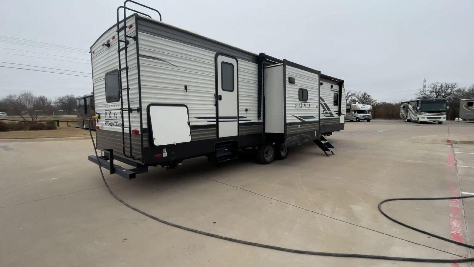 2022 FOREST RIVER PUMA 32BH2B (4X4TPUH25NP) , Length: 38.5 ft. | Dry Weight: 9,023 lbs. | Gross Weight: 11,230 lbs. | Slides: 3 transmission, located at 4319 N Main St, Cleburne, TX, 76033, (817) 678-5133, 32.385960, -97.391212 - Photo#1