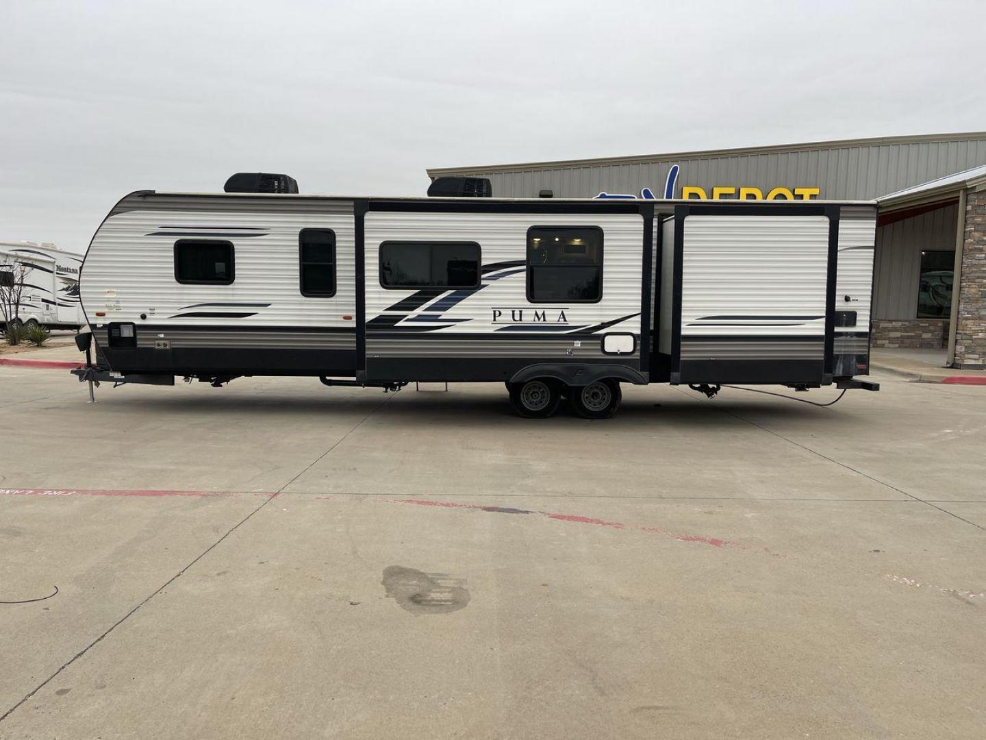 2022 FOREST RIVER PUMA 32BH2B (4X4TPUH25NP) , Length: 38.5 ft. | Dry Weight: 9,023 lbs. | Gross Weight: 11,230 lbs. | Slides: 3 transmission, located at 4319 N Main St, Cleburne, TX, 76033, (817) 678-5133, 32.385960, -97.391212 - Photo#23