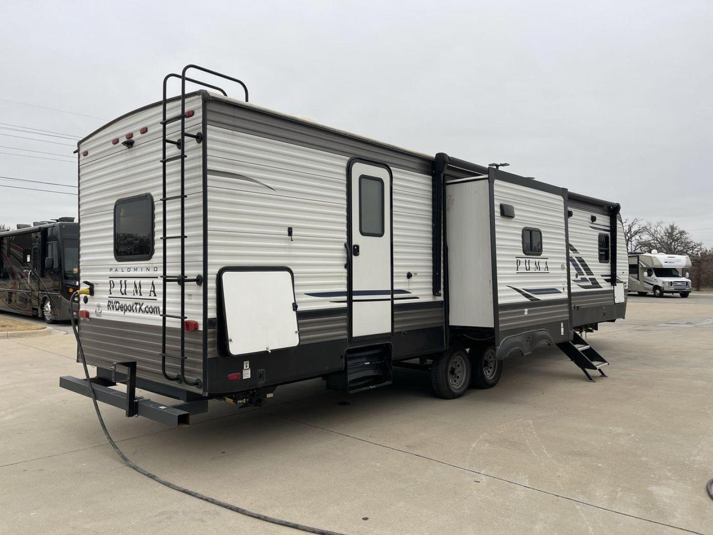 2022 FOREST RIVER PUMA 32BH2B (4X4TPUH25NP) , Length: 38.5 ft. | Dry Weight: 9,023 lbs. | Gross Weight: 11,230 lbs. | Slides: 3 transmission, located at 4319 N Main St, Cleburne, TX, 76033, (817) 678-5133, 32.385960, -97.391212 - Photo#24