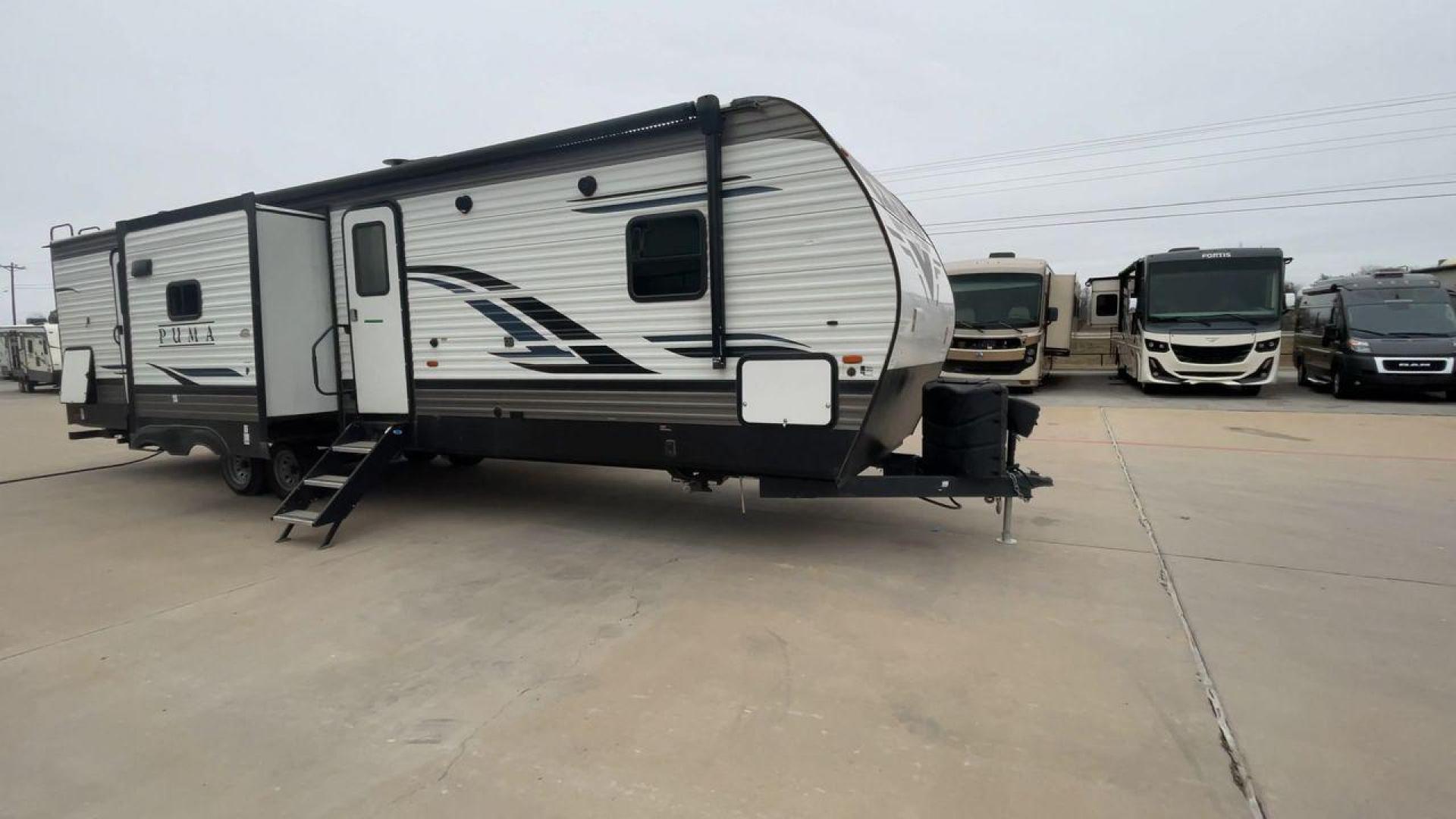 2022 FOREST RIVER PUMA 32BH2B (4X4TPUH25NP) , Length: 38.5 ft. | Dry Weight: 9,023 lbs. | Gross Weight: 11,230 lbs. | Slides: 3 transmission, located at 4319 N Main St, Cleburne, TX, 76033, (817) 678-5133, 32.385960, -97.391212 - Photo#3