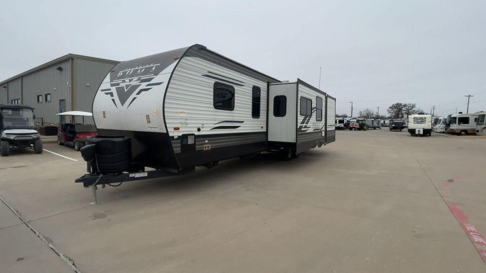 2022 FOREST RIVER PUMA 32BH2B (4X4TPUH25NP) , Length: 38.5 ft. | Dry Weight: 9,023 lbs. | Gross Weight: 11,230 lbs. | Slides: 3 transmission, located at 4319 N Main St, Cleburne, TX, 76033, (817) 678-5133, 32.385960, -97.391212 - Photo#5