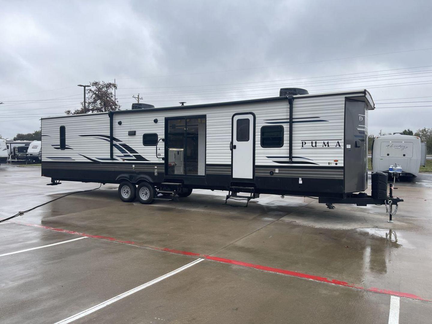 2022 FOREST RIVER PUMA TOWABLES (4X4TPUR22PP) , Length: 42.33 ft. | Dry Weight: 10,162 lbs. | Gross Weight: 12,000 lbs.| Slides: 3 transmission, located at 4319 N Main St, Cleburne, TX, 76033, (817) 678-5133, 32.385960, -97.391212 - If you're in the market for a top-of-the-line travel trailer bunk house, look no further than this 2022 PUMA 39DBT available at RV Depot in Cleburne, TX. With its exceptional features and unbeatable price of $60,995, this vehicle is a steal for any outdoor enthusiast. The 2022 PUMA 39DBT is desig - Photo#29