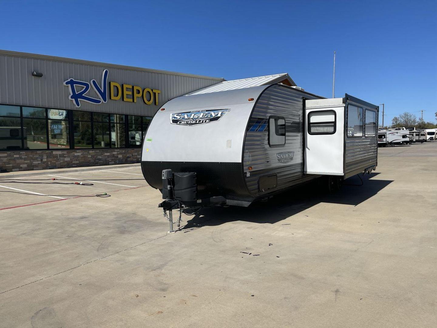 2022 FOREST RIVER SALEM 273QBXL (4X4TSMC27N7) , Length: 33.42 ft. | Dry Weight: 6,028 lbs. | Slides: 1 transmission, located at 4319 N Main St, Cleburne, TX, 76033, (817) 678-5133, 32.385960, -97.391212 - Photo#0