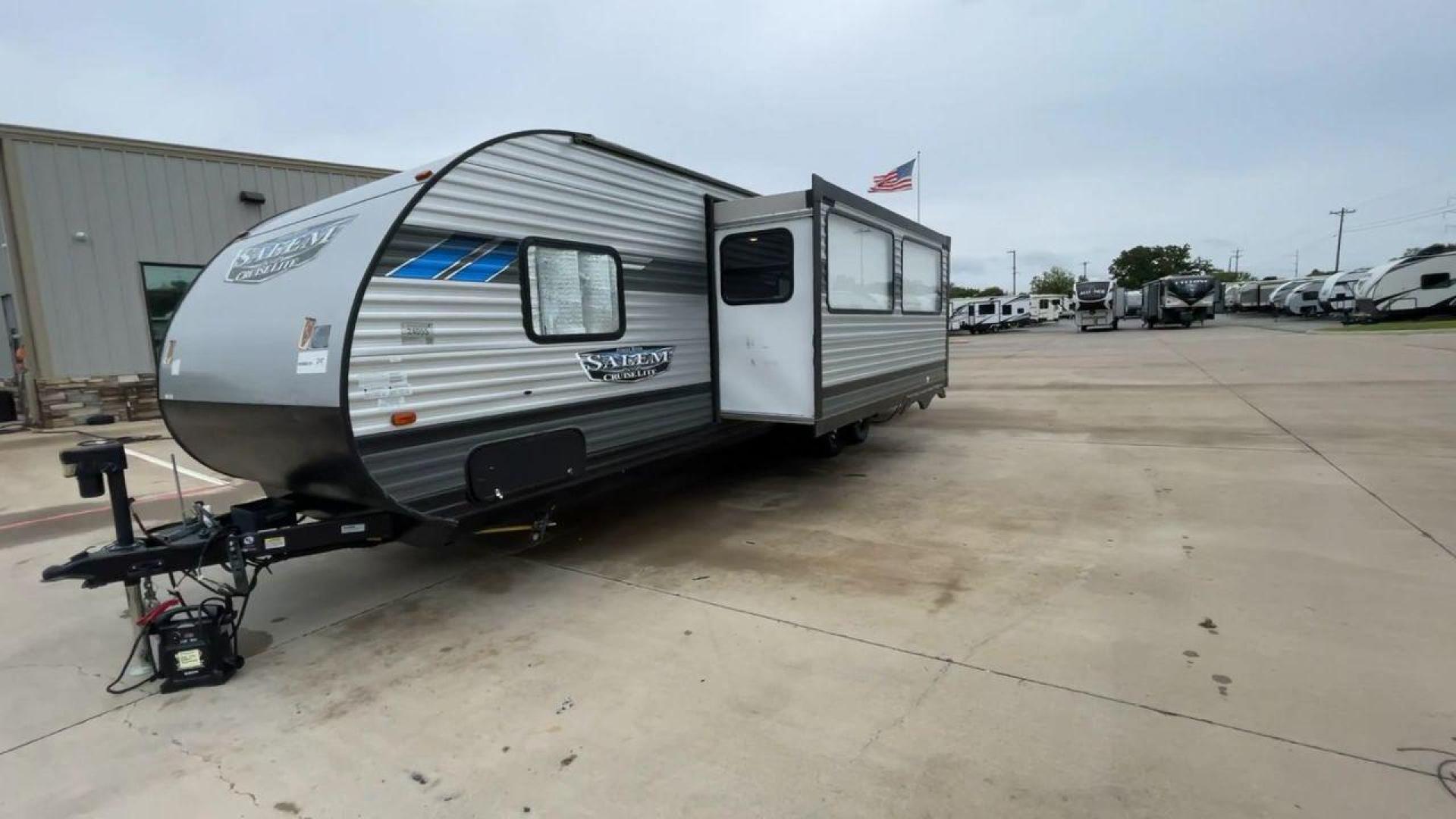 2022 FOREST RIVER SALEM 273QBXL (4X4TSMC28N7) , Length: 33.42 ft. | Dry Weight: 6,028 lbs. | Slides: 1 transmission, located at 4319 N Main St, Cleburne, TX, 76033, (817) 678-5133, 32.385960, -97.391212 - With a length of 33.42 feet and a dry weight of 6,028 lbs, the 2022 Forest River Salem 273QBXL is both spacious and easy to tow for many vehicles. . Its sleek, modern exterior features aluminum paneling in a stylish gray with blue and black accents, complemented by the Salem Cruise Lite logo on the - Photo#5