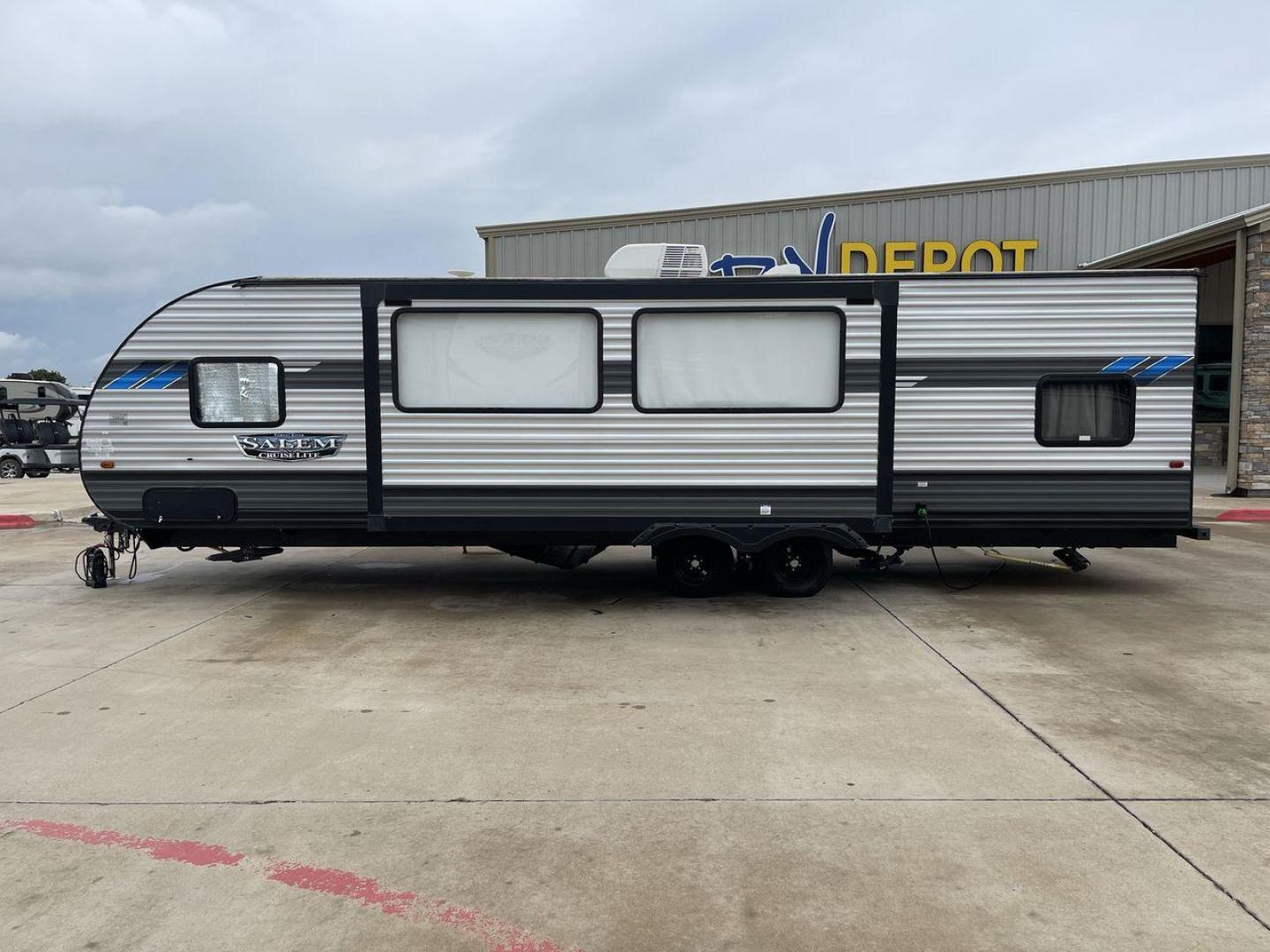 2022 FOREST RIVER SALEM 273QBXL (4X4TSMC28N7) , Length: 33.42 ft. | Dry Weight: 6,028 lbs. | Slides: 1 transmission, located at 4319 N Main St, Cleburne, TX, 76033, (817) 678-5133, 32.385960, -97.391212 - With a length of 33.42 feet and a dry weight of 6,028 lbs, the 2022 Forest River Salem 273QBXL is both spacious and easy to tow for many vehicles. . Its sleek, modern exterior features aluminum paneling in a stylish gray with blue and black accents, complemented by the Salem Cruise Lite logo on the - Photo#24